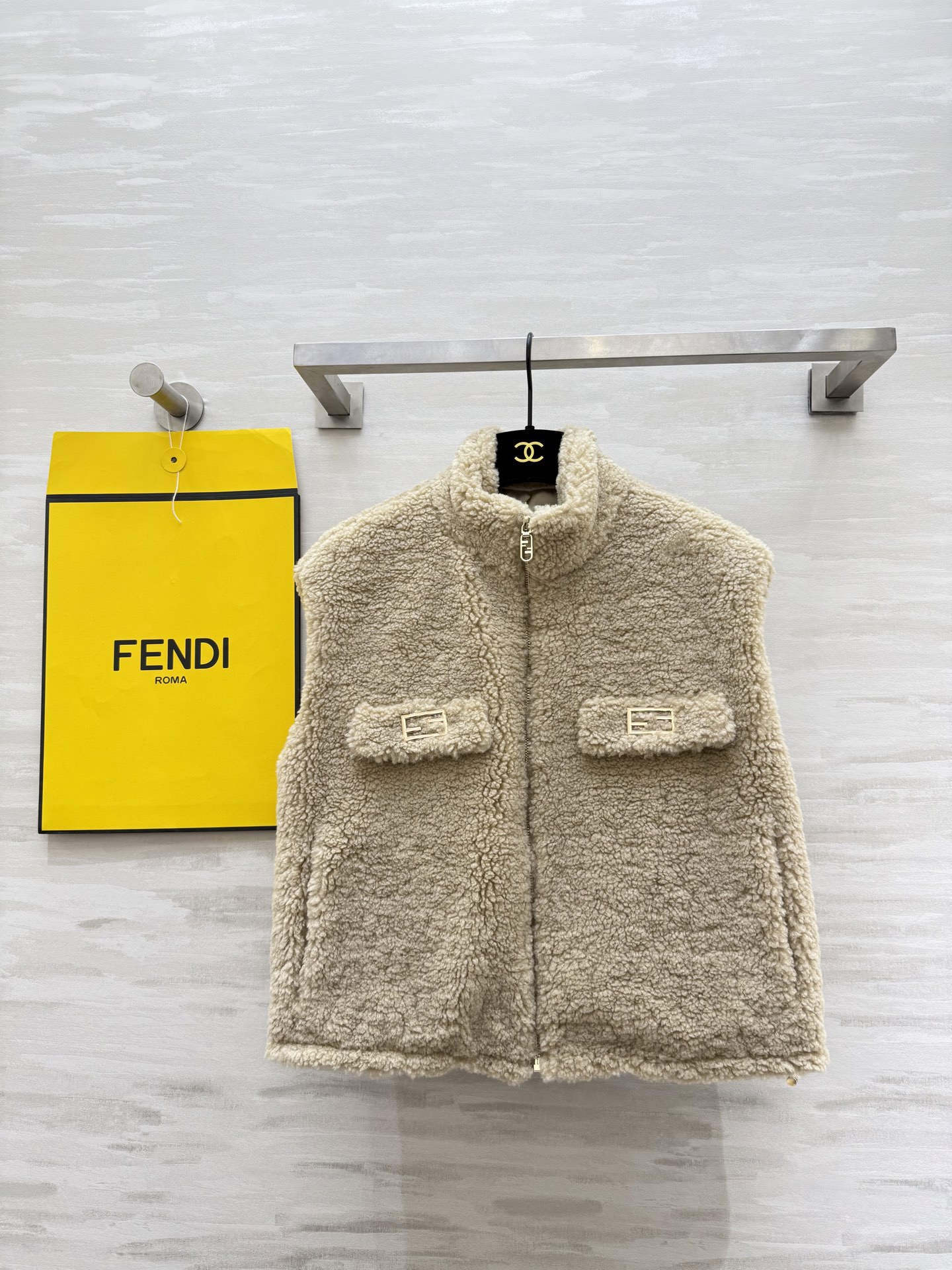 NO:665646,#FEND New Teddy Wool Cotton Blended Lamb Vest Jacket High Quality Customized Ready Available First SizeS/M/L (S Bust 108, Length 50),,fendi,jackets & coats, 19860909#FEND新款 泰迪羊毛棉混纺羔毛马甲外套 高品质定制 现货首发sizeS/M/L（s胸围108,衣长50）,,fendi,jackets & coats, ,Women's clothing