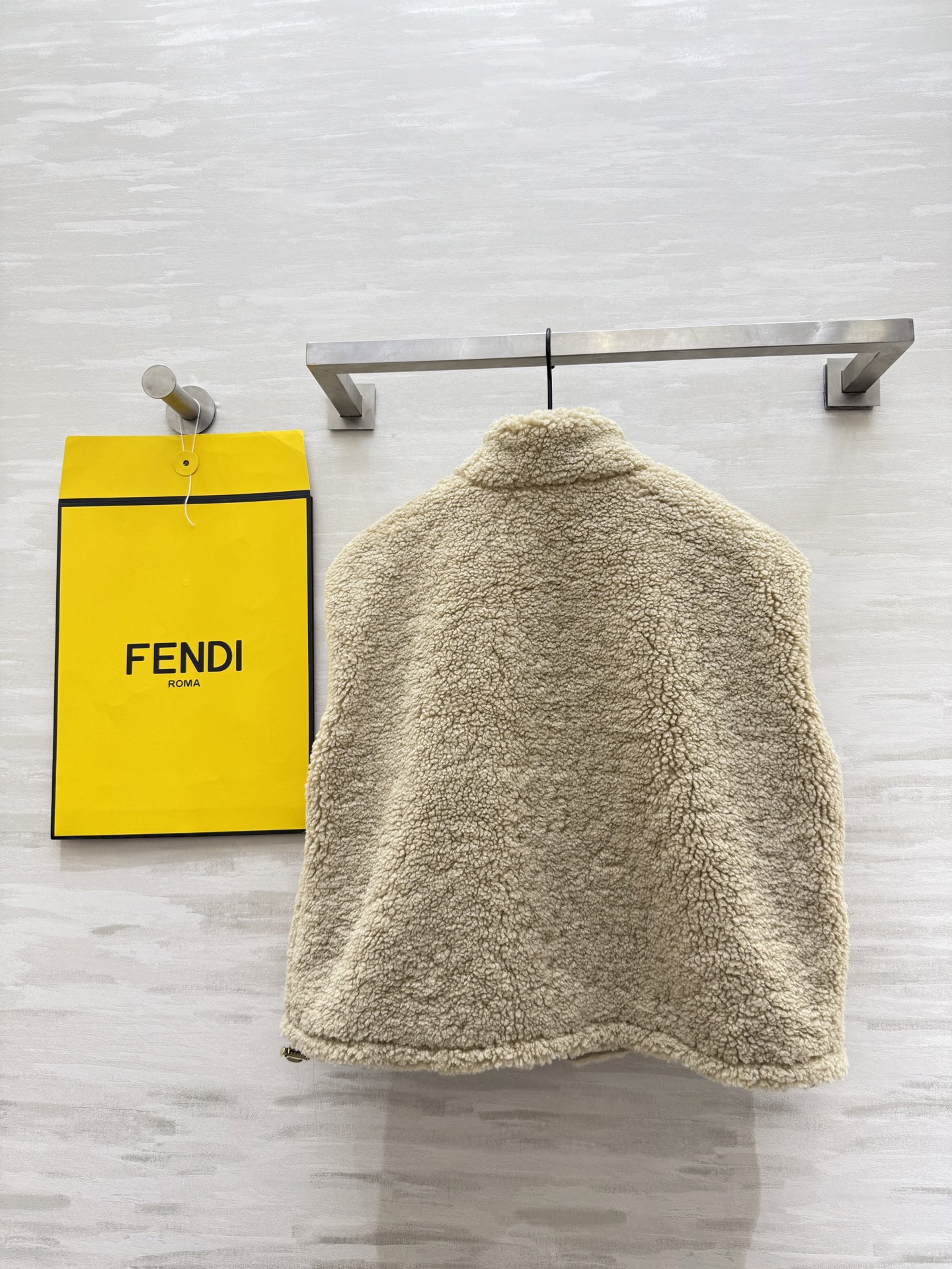 #FEND♡新款 泰迪🐻羊毛棉混纺羔毛马甲外套 高品质定制 现货首发size：S/M/L（s胸围：108