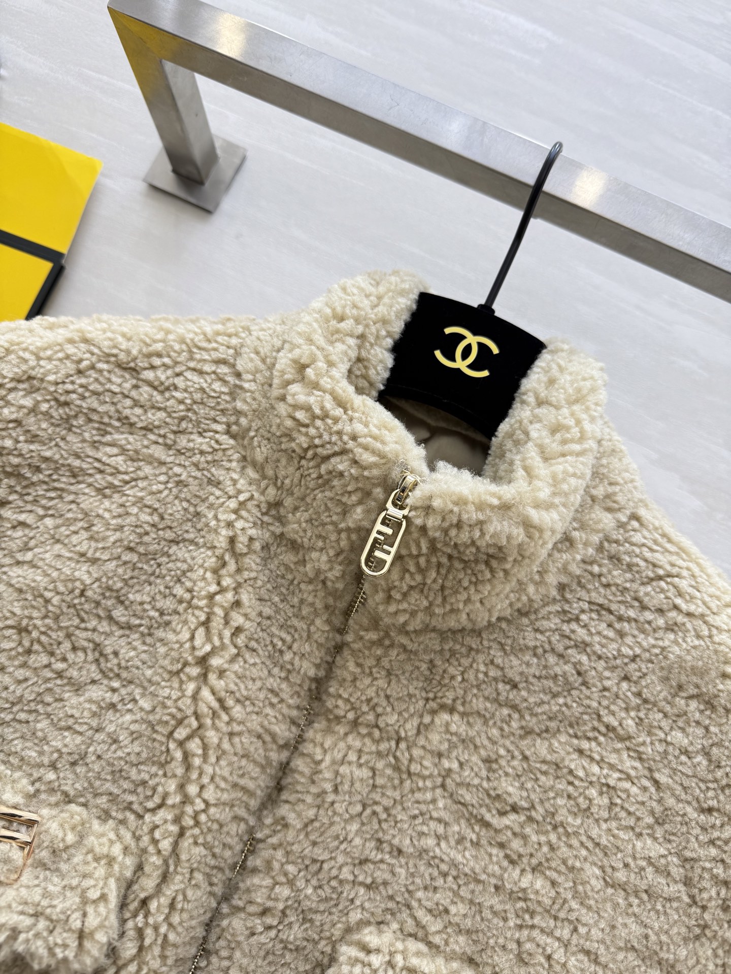 #FEND♡新款 泰迪🐻羊毛棉混纺羔毛马甲外套 高品质定制 现货首发size：S/M/L（s胸围：108