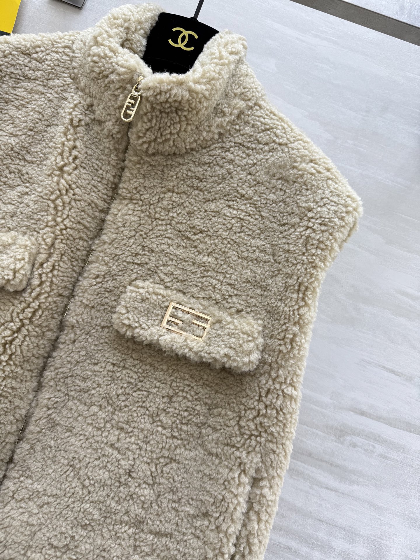 #FEND♡新款 泰迪🐻羊毛棉混纺羔毛马甲外套 高品质定制 现货首发size：S/M/L（s胸围：108