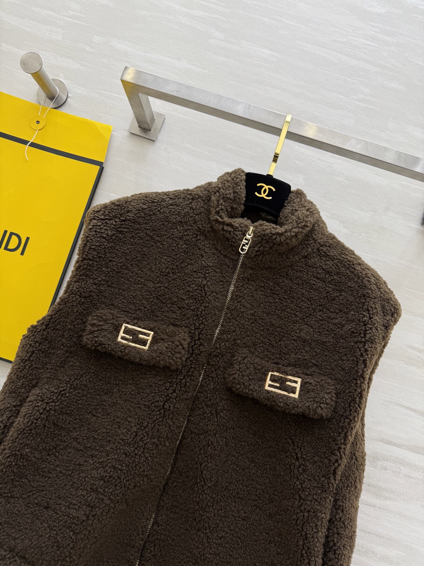 #FEND♡新款 泰迪🐻羊毛棉混纺羔毛马甲外套 高品质定制 现货首发size：S/M/L（s胸围：108