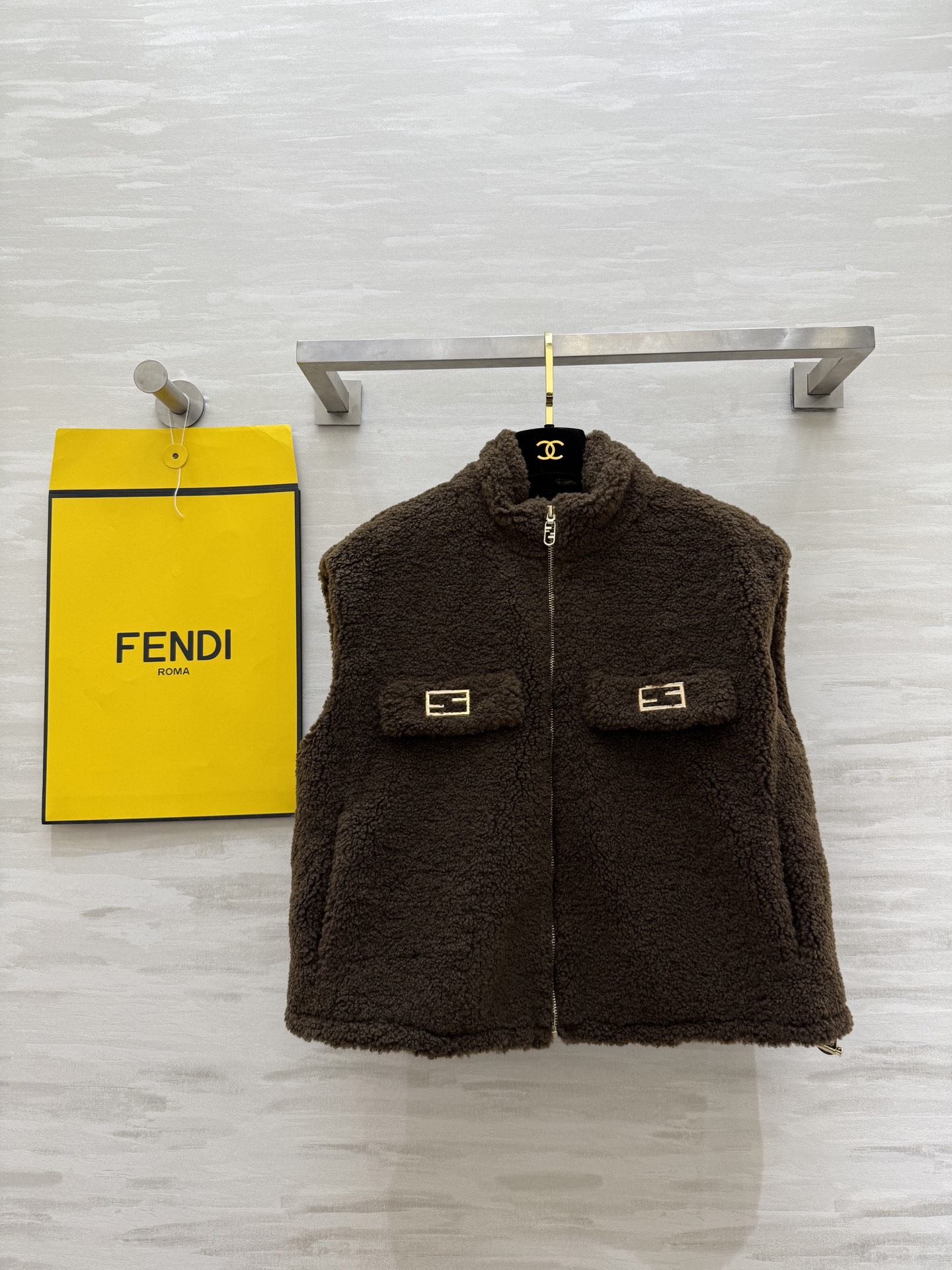 NO:665648,#FEND New Teddy Wool Cotton Blended Lamb Vest Jacket High Quality Customized Ready Available First SizeS/M/L (S Bust 108, Length 50),,fendi,jackets & coats, 19860909#FEND新款 泰迪羊毛棉混纺羔毛马甲外套 高品质定制 现货首发sizeS/M/L（s胸围108,衣长50）,,fendi,jackets & coats, ,Women's clothing