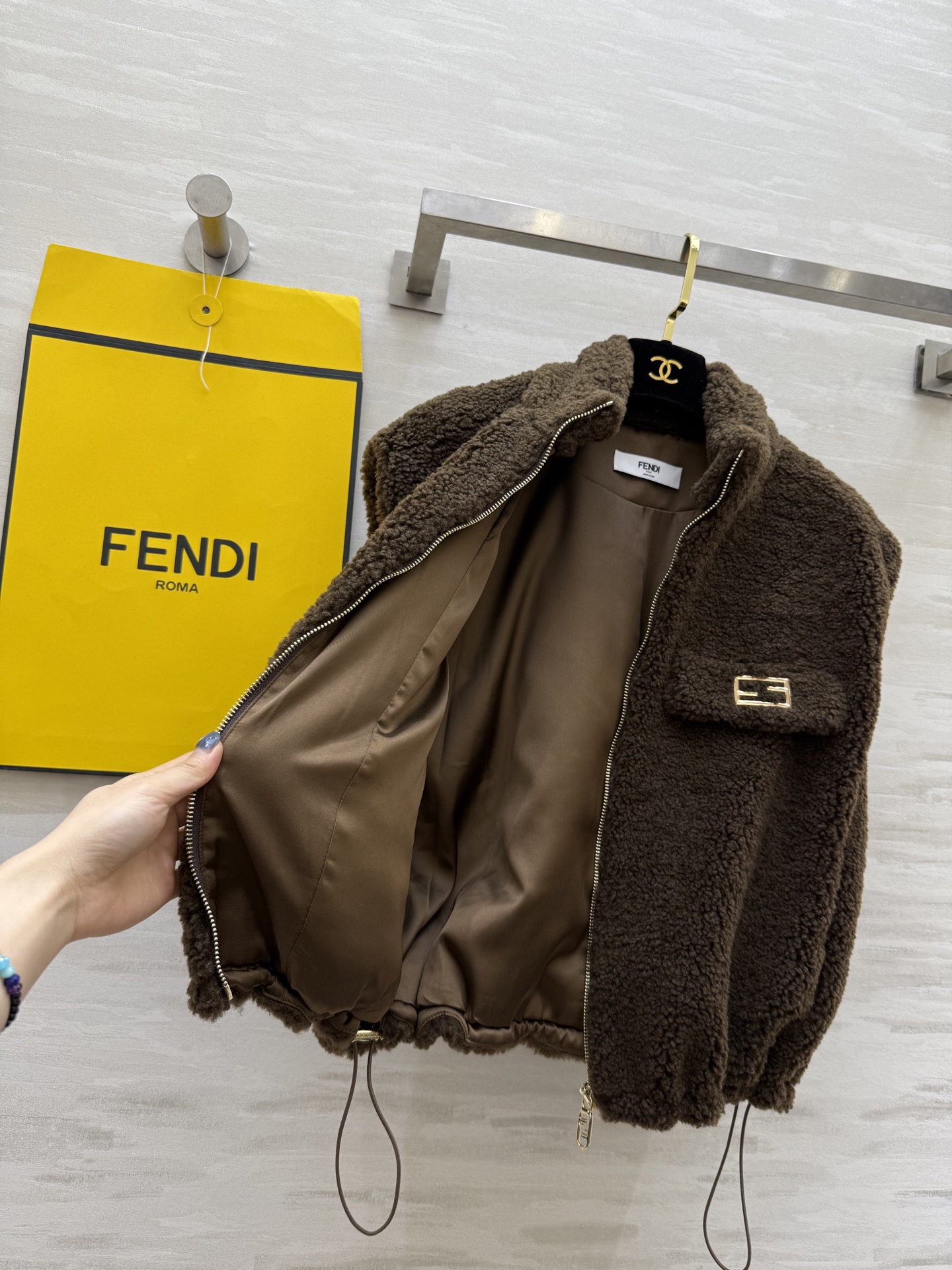 #FEND♡新款 泰迪🐻羊毛棉混纺羔毛马甲外套 高品质定制 现货首发size：S/M/L（s胸围：108