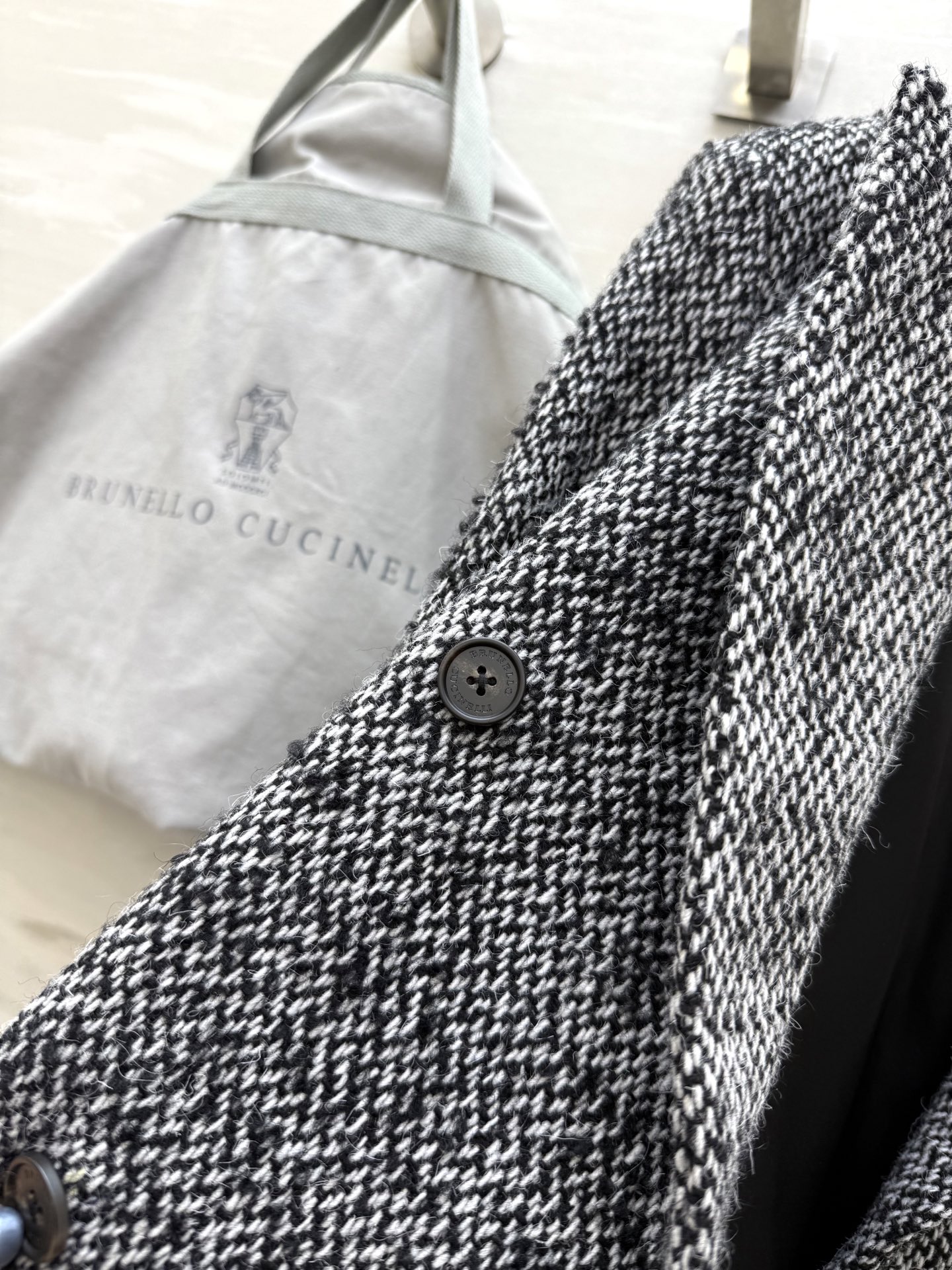 Brunello Cucinell♡新款 人字纹羊毛大衣 经典人字纹羊毛面料 采用高品质羊毛混纺 触感柔