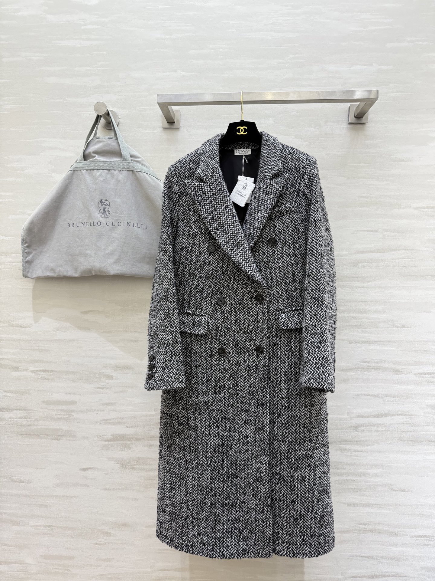 NO:665650,Brunello Cucinell's new herringbone wool coat. Classic herringbone wool fabric. Made of high-quality wool blend. Soft and warm to the touch. Double-breasted notch lapel design. H-shaped straight silhouette. Clean lines and slimming. Mid-length length. Suitable for autumn and winter commuting or formal occasions. Herringbone pattern is retro and low-key. Perfect texture. High-quality customization. Ready for sale. Size S/M/L (S size bust 94, length 107), brunello  cucinelli, 19860909Brunello Cucinell新款 人字纹羊毛大衣 经典人字纹羊毛面料 采用高品质羊毛混纺 触感柔软又保暖 双排扣平驳领设计 H型直身廓形 线条利落气质显瘦 中长款长度 秋冬通勤或正式场合都很适合 人字纹复古低调 质感满分 高品质定制 现货首发sizeS/M/L（s码胸围94,衣长107）,,brunello cucinelli, ,Women's clothing