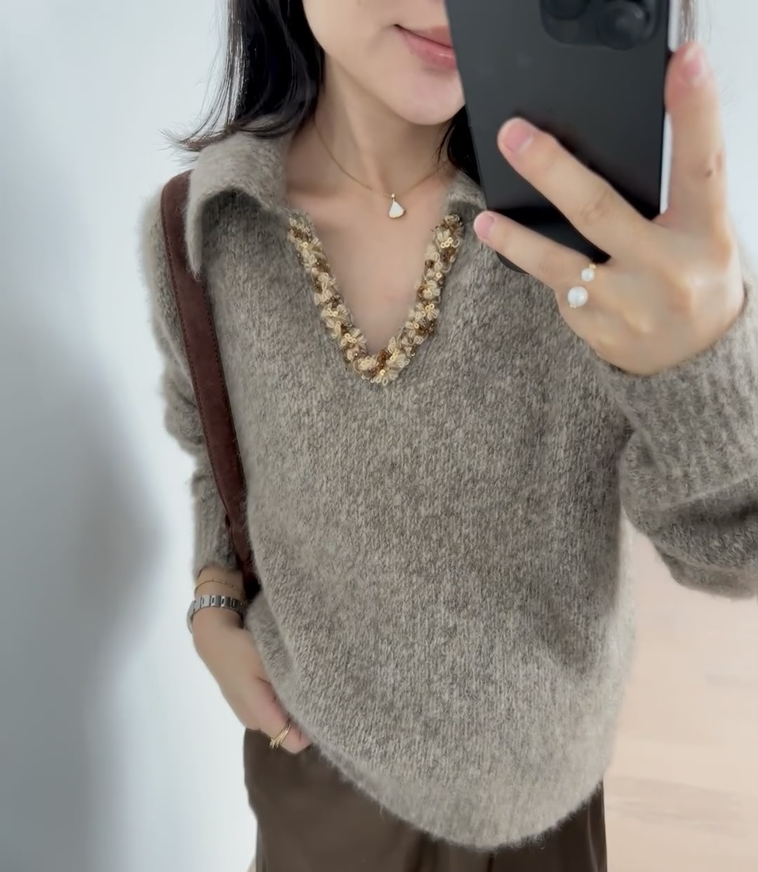 Loro Pian♡法式V领毛衣 重工亮片设计 低调又精致 柔软羊毛针织面料 保暖舒适 宽松版型翻领 优