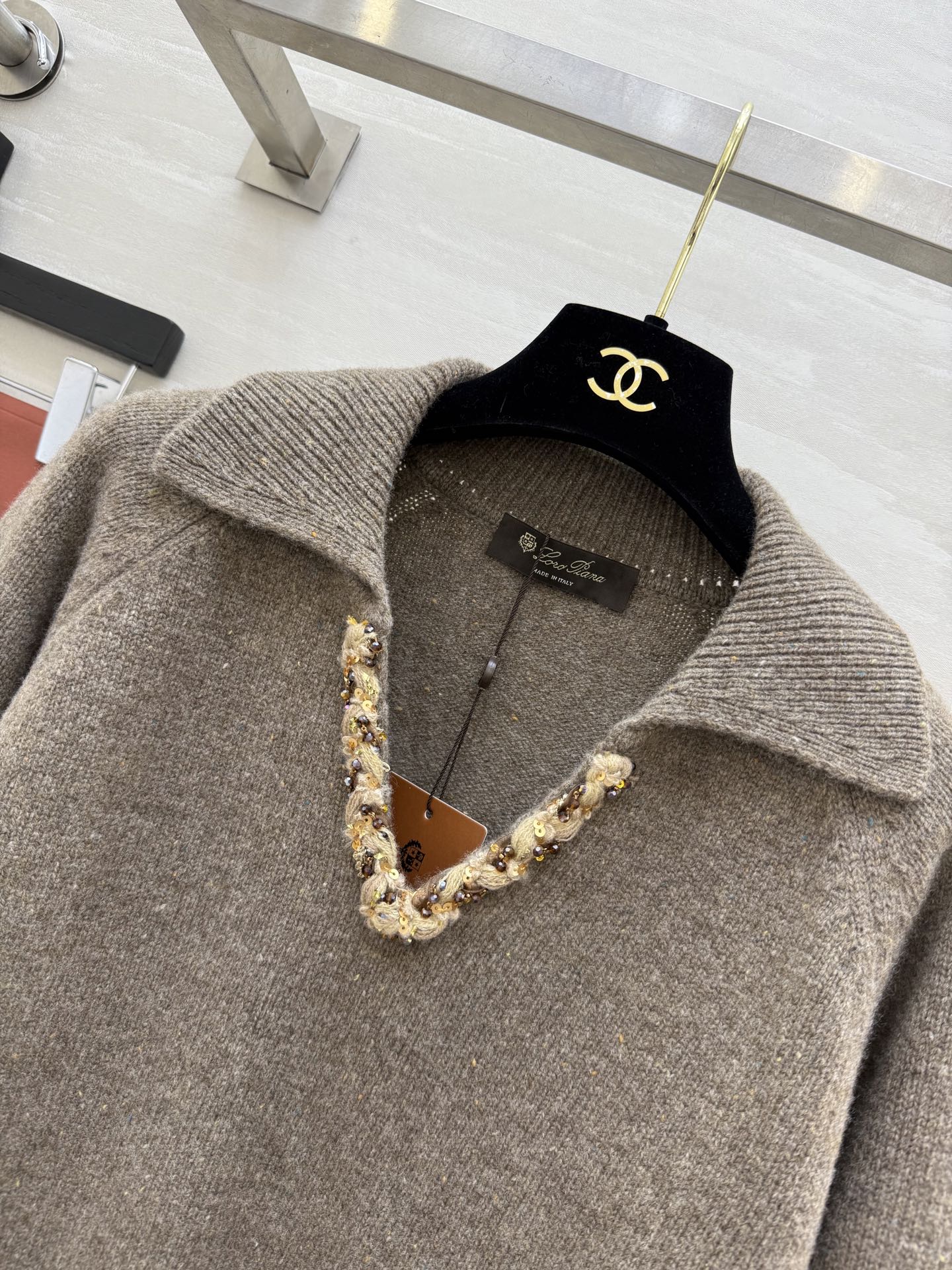 Loro Pian♡法式V领毛衣 重工亮片设计 低调又精致 柔软羊毛针织面料 保暖舒适 宽松版型翻领 优