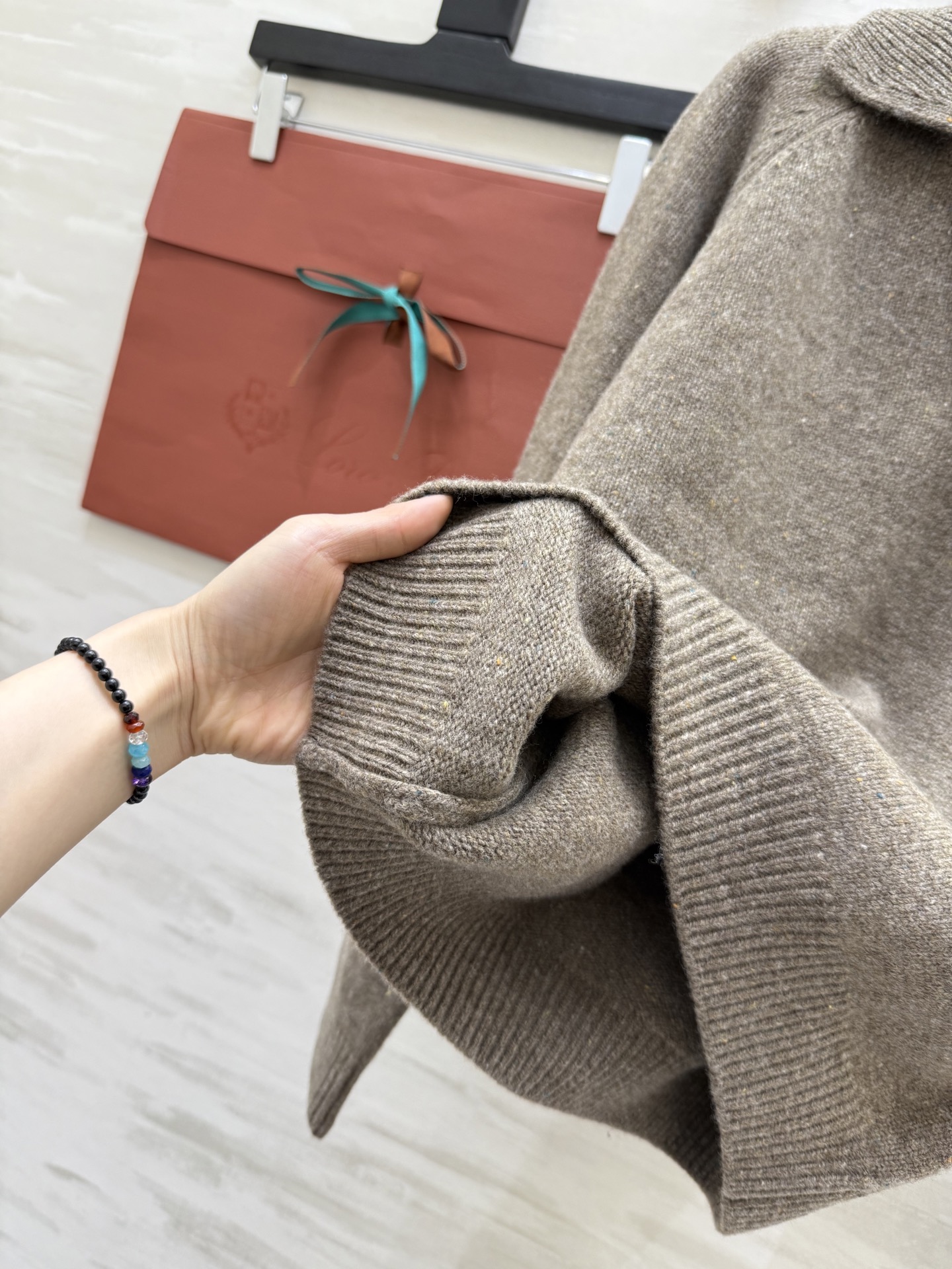 Loro Pian♡法式V领毛衣 重工亮片设计 低调又精致 柔软羊毛针织面料 保暖舒适 宽松版型翻领 优