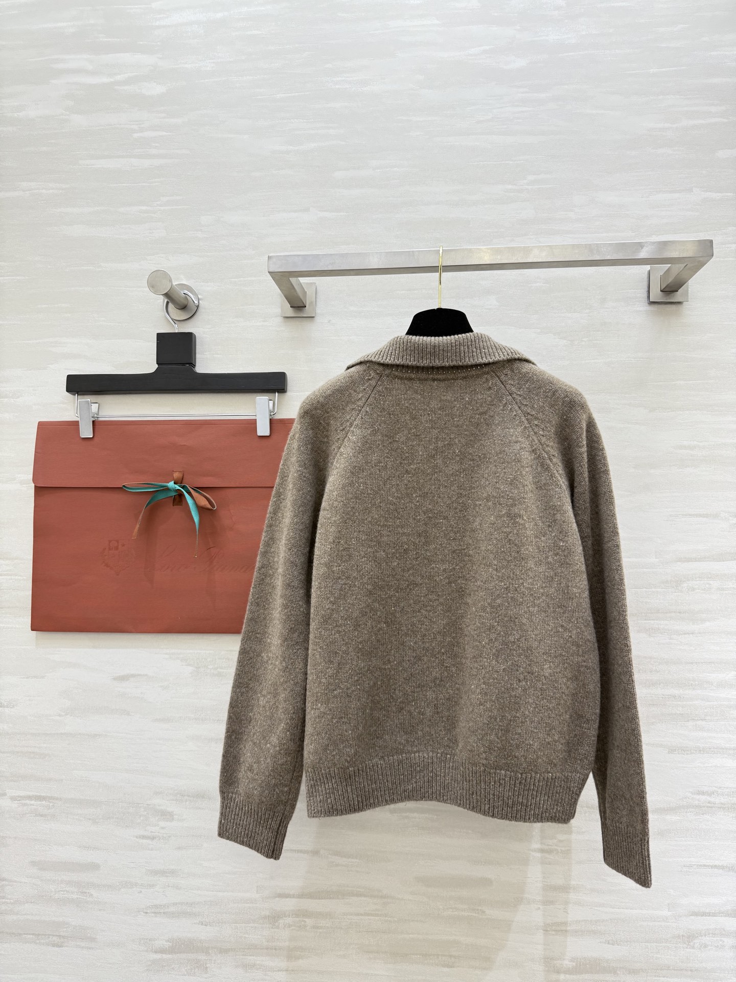 Loro Pian♡法式V领毛衣 重工亮片设计 低调又精致 柔软羊毛针织面料 保暖舒适 宽松版型翻领 优