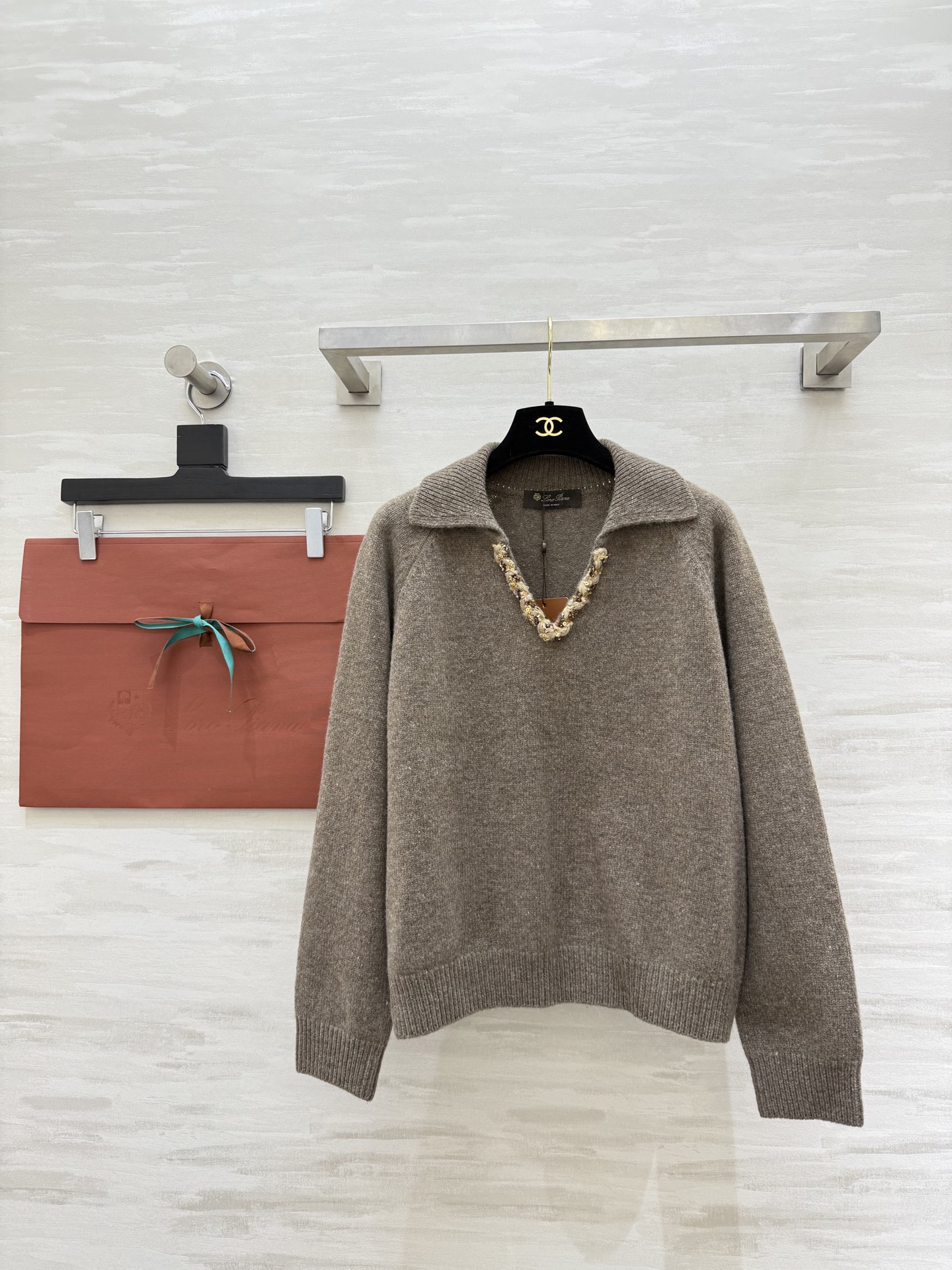 NO:666123,Loro Pian French V-neck sweater. Heavy sequin design. Low-key and exquisite. Soft wool knitted fabric. Warm and comfortable. Loose-fitting lapel. Elegant retro temperament. The V-neck modifies the neck line. Pair it with a necklace for a more layered look. It looks great with skirts or casual pants. It can be easily used for commuting, dating and daily life. Casual and high-end. Easily create a noble old money style outfit. High-quality customization.  Available now: size S/M/L (S size bust 112, length 52), loro piana, skirts, sweaters, necklace,  19860909Loro Pian法式V领毛衣 重工亮片设计 低调又精致 柔软羊毛针织面料 保暖舒适 宽松版型翻领 优雅复古气质满分 v领修饰颈部线条 搭配项链更显层次感 配半裙或休闲裤都很出彩 通勤、约会、日常都能轻松驾驱 随性又高级 轻松打造贵气老钱风穿搭 高品质定制 现货首发sizeS/M/L（S码胸围112,衣长52）,,loro piana,skirts,sweaters,necklace, ,Women's clothing