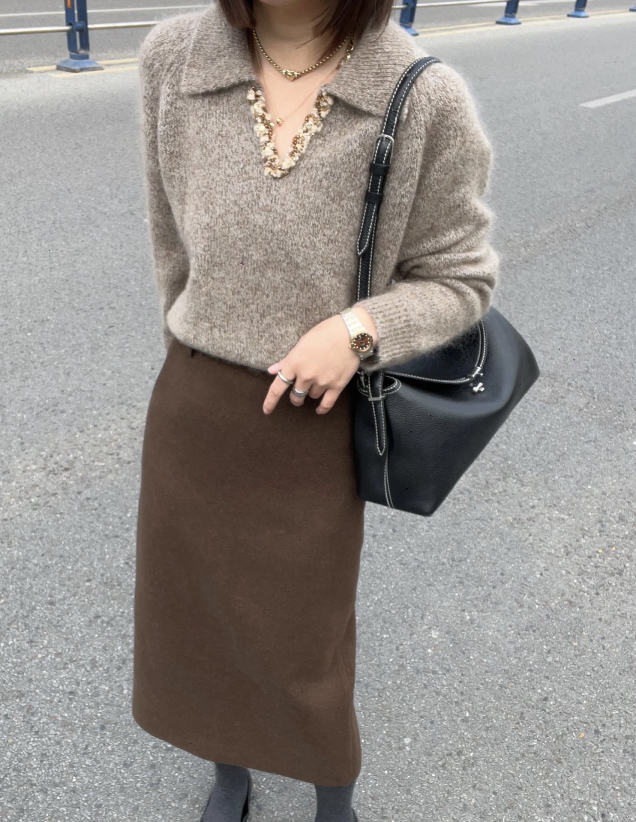 Loro Pian♡法式V领毛衣 重工亮片设计 低调又精致 柔软羊毛针织面料 保暖舒适 宽松版型翻领 优