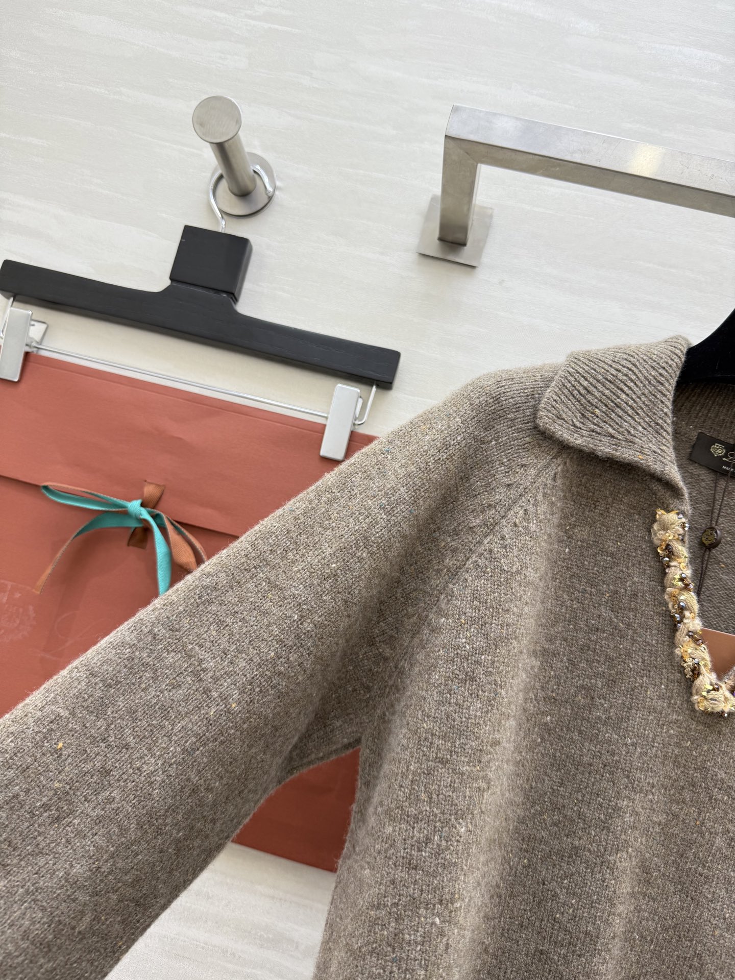 Loro Pian♡法式V领毛衣 重工亮片设计 低调又精致 柔软羊毛针织面料 保暖舒适 宽松版型翻领 优