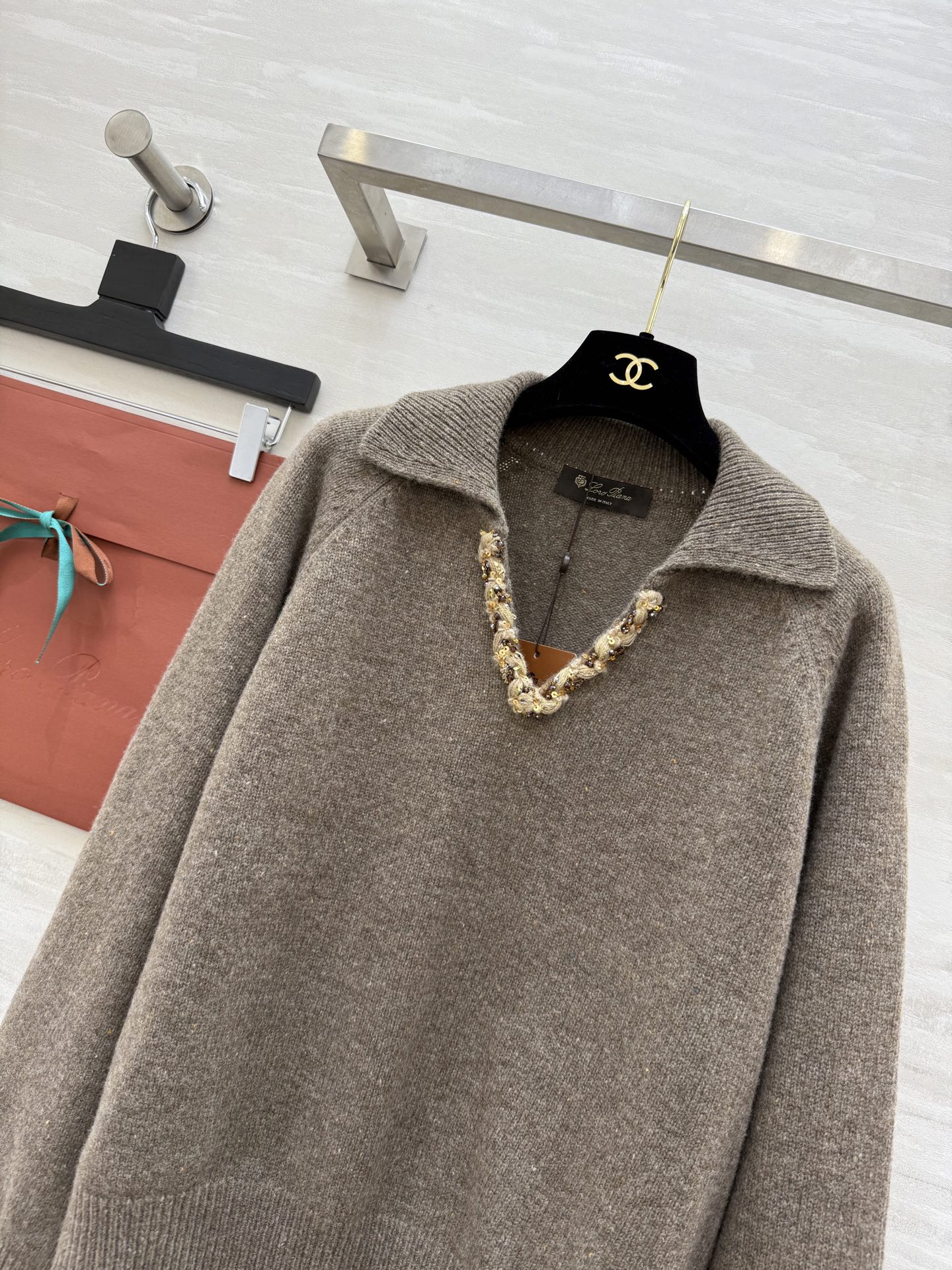 Loro Pian♡法式V领毛衣 重工亮片设计 低调又精致 柔软羊毛针织面料 保暖舒适 宽松版型翻领 优