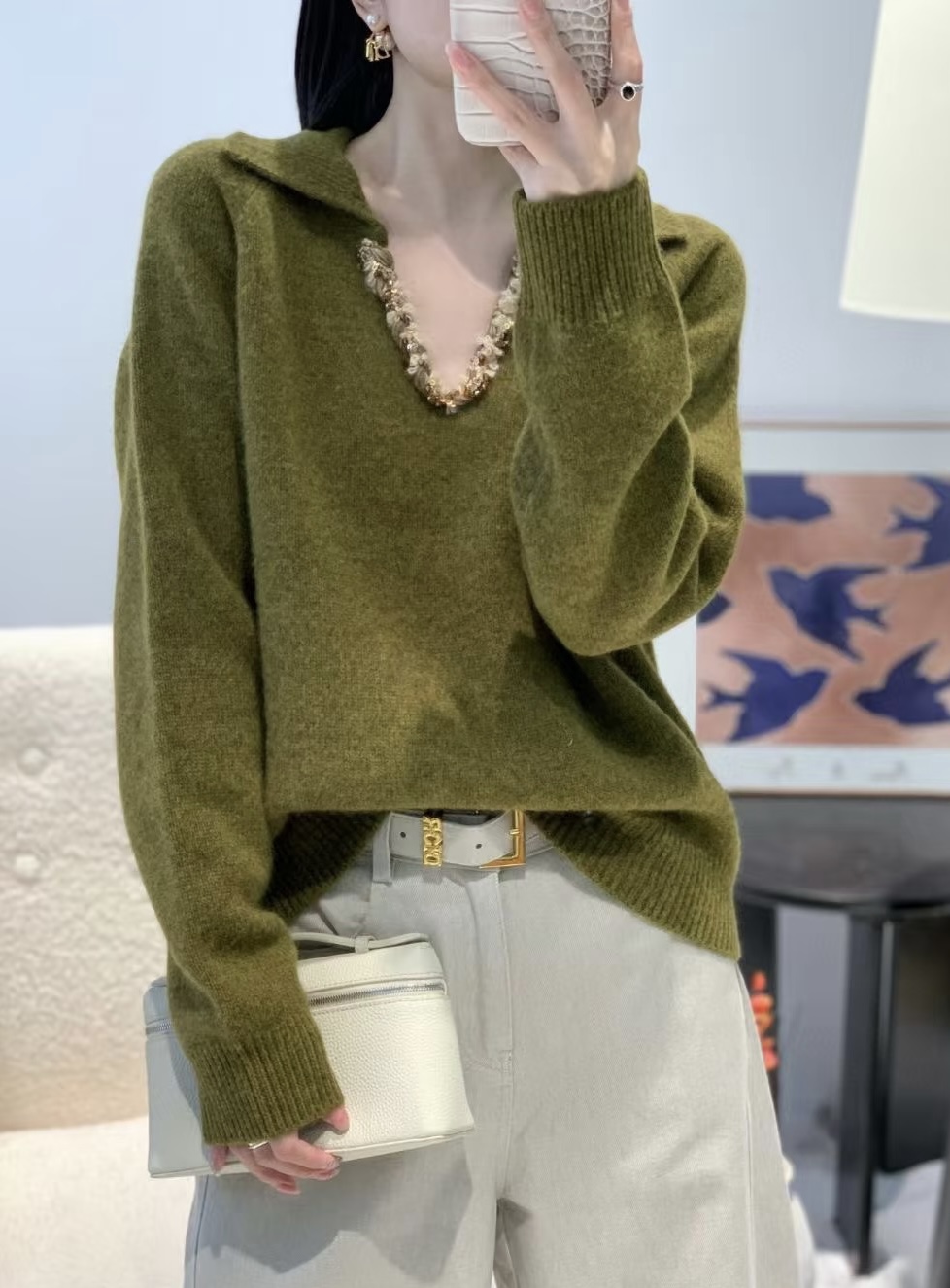 Loro Pian♡法式V领毛衣 重工亮片设计 低调又精致 柔软羊毛针织面料 保暖舒适 宽松版型翻领 优