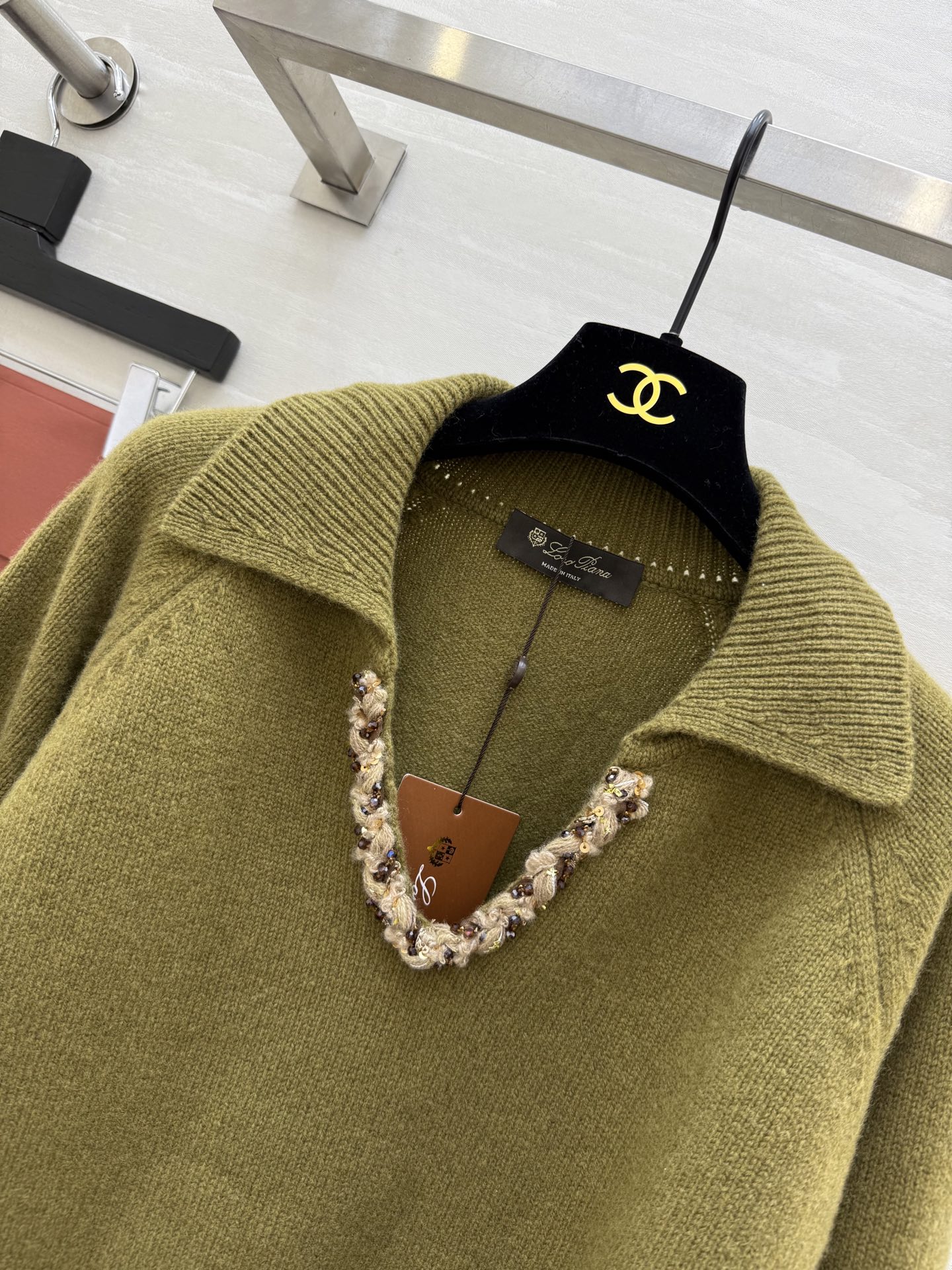 Loro Pian♡法式V领毛衣 重工亮片设计 低调又精致 柔软羊毛针织面料 保暖舒适 宽松版型翻领 优