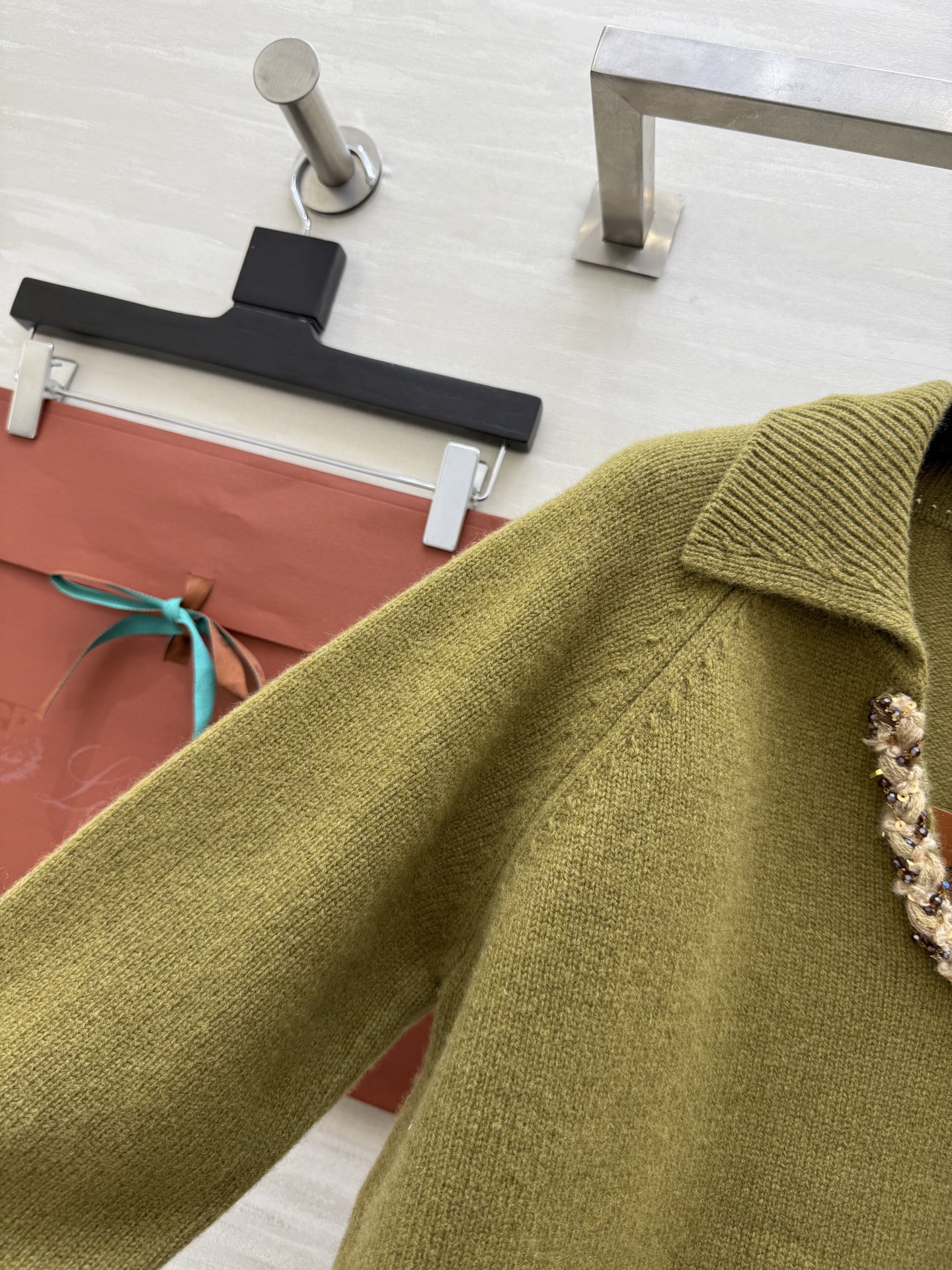 Loro Pian♡法式V领毛衣 重工亮片设计 低调又精致 柔软羊毛针织面料 保暖舒适 宽松版型翻领 优