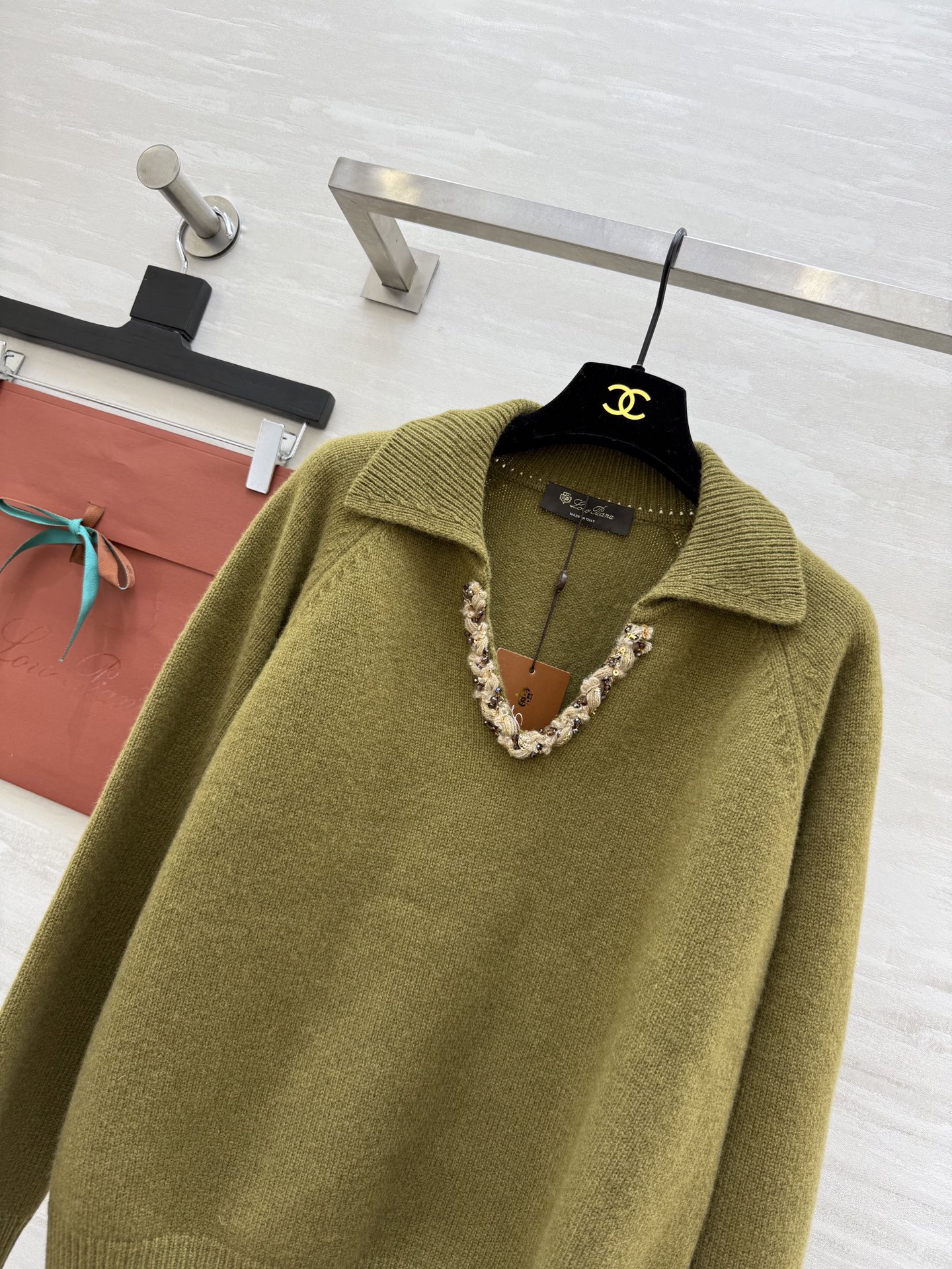 Loro Pian♡法式V领毛衣 重工亮片设计 低调又精致 柔软羊毛针织面料 保暖舒适 宽松版型翻领 优