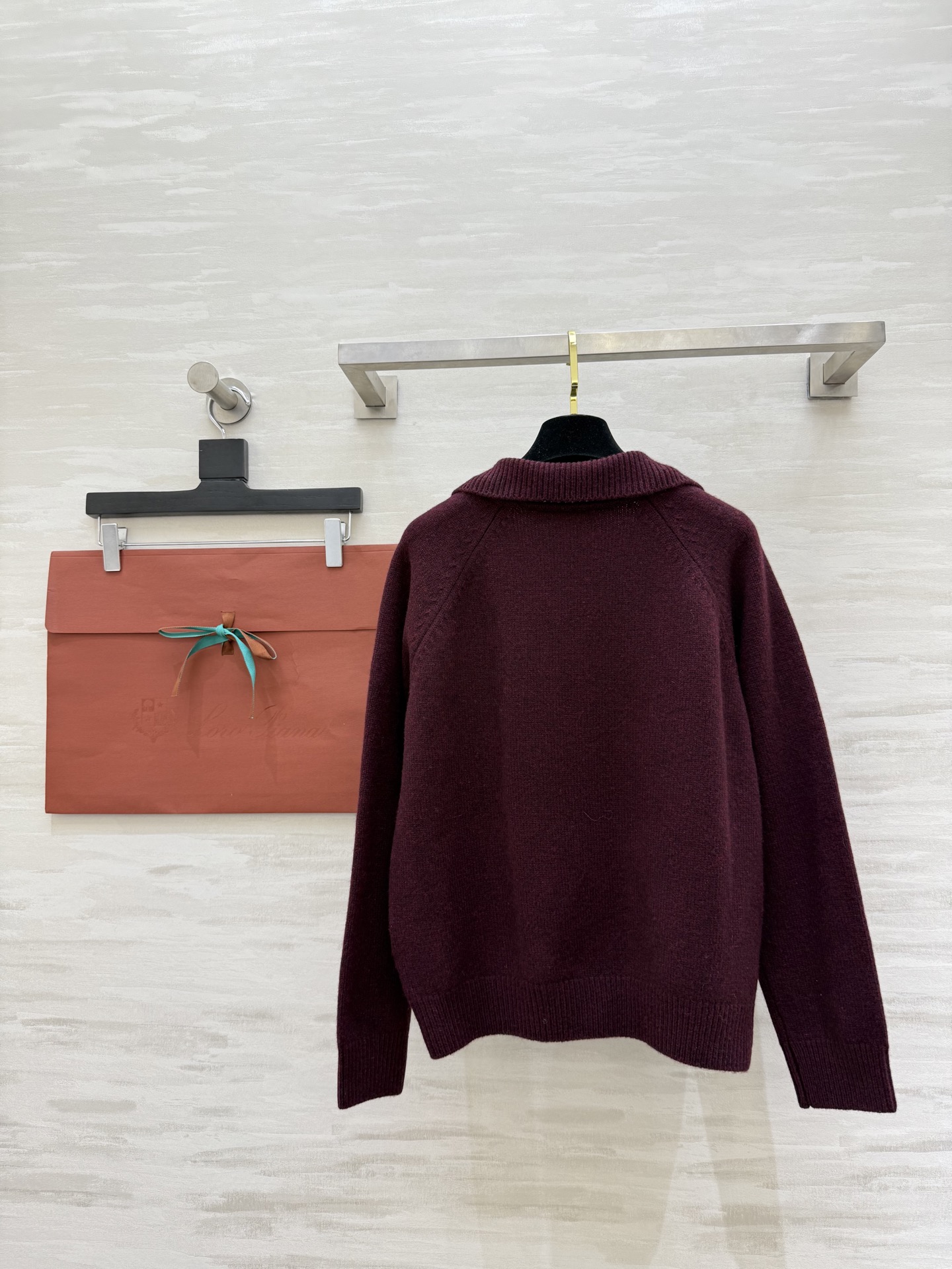 Loro Pian♡法式V领毛衣 重工亮片设计 低调又精致 柔软羊毛针织面料 保暖舒适 宽松版型翻领 优