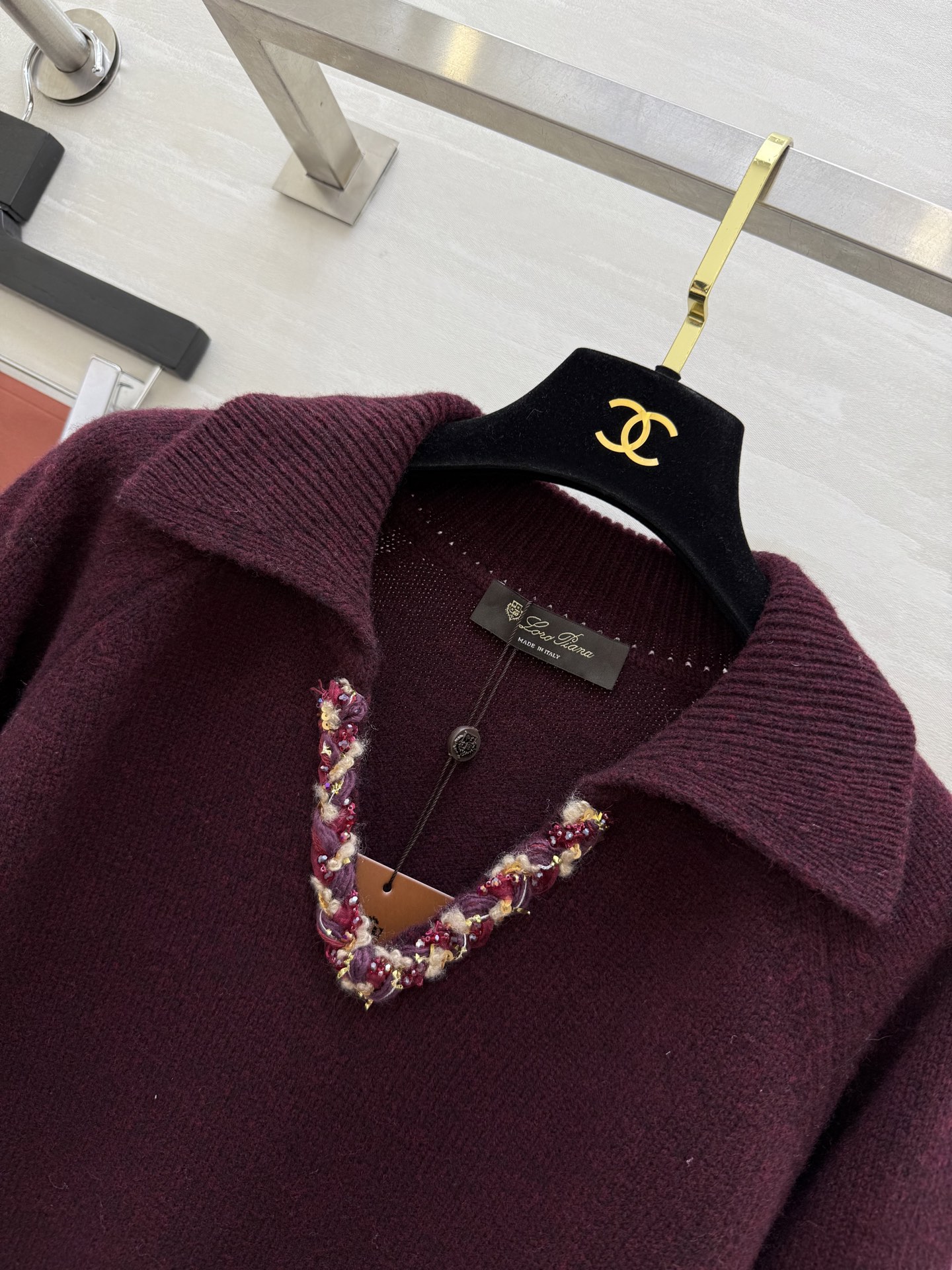 Loro Pian♡法式V领毛衣 重工亮片设计 低调又精致 柔软羊毛针织面料 保暖舒适 宽松版型翻领 优