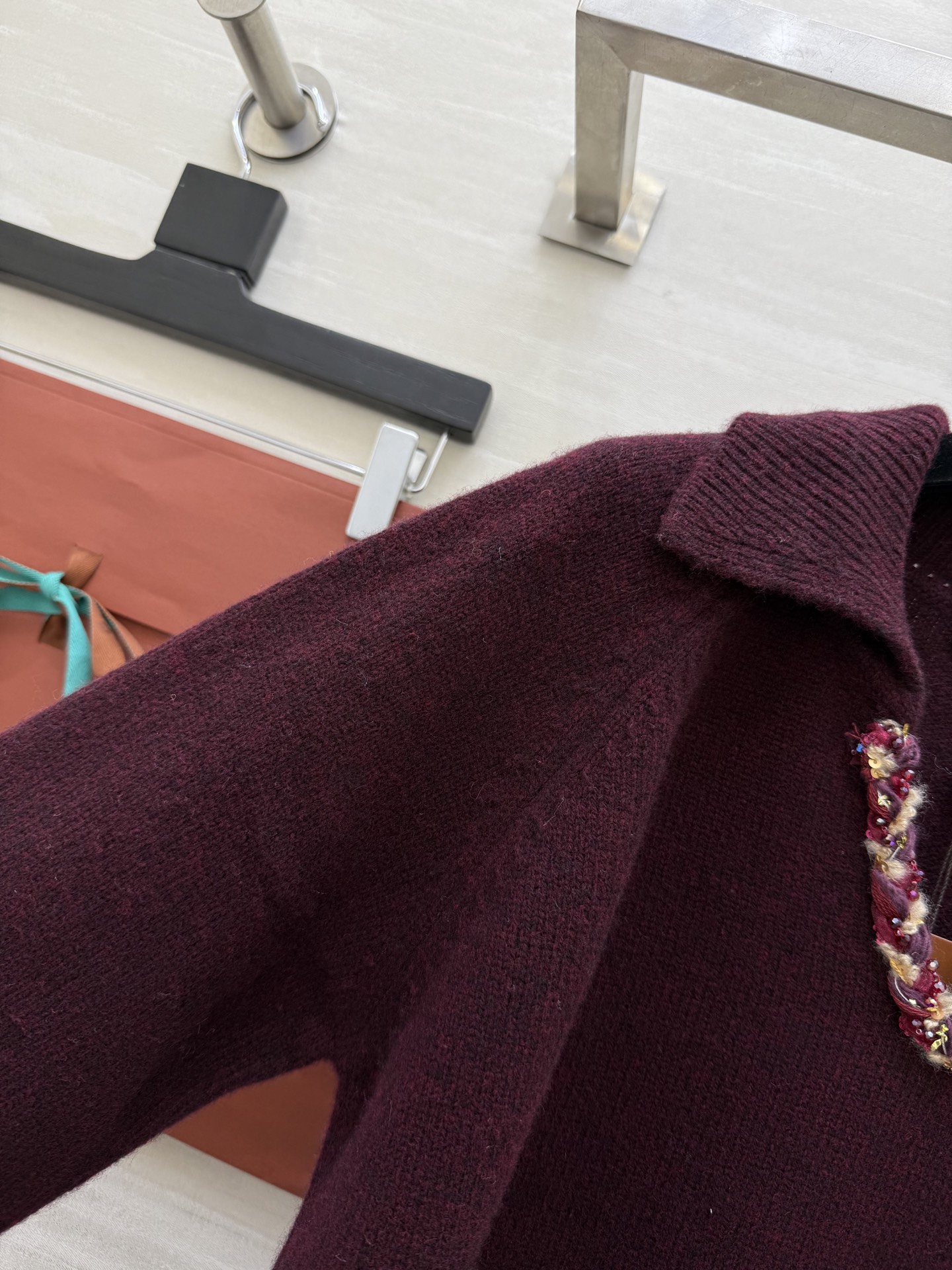 Loro Pian♡法式V领毛衣 重工亮片设计 低调又精致 柔软羊毛针织面料 保暖舒适 宽松版型翻领 优