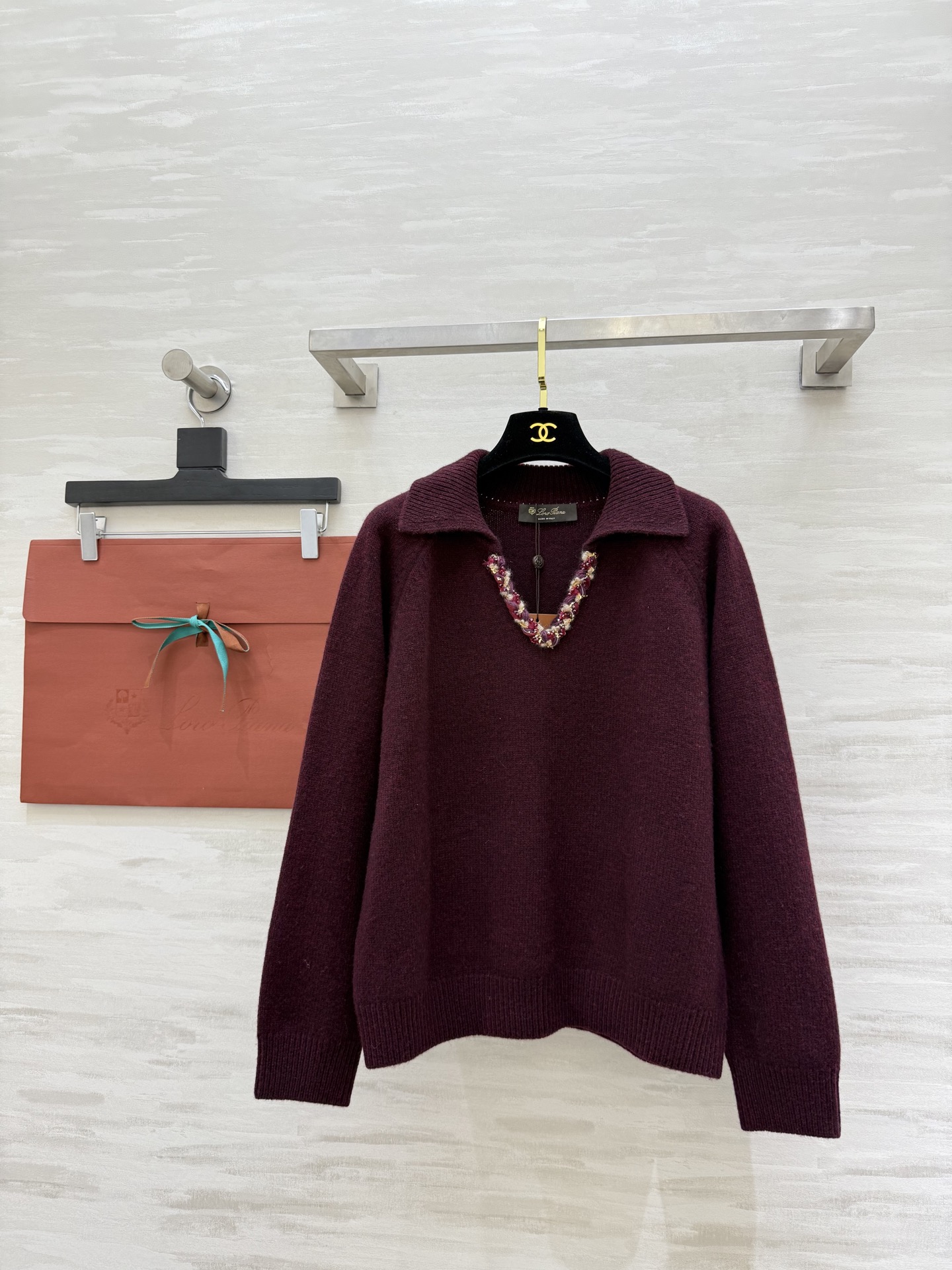 NO:676692,Loro Pian French V-neck sweater. Heavy sequin design. Low-key and exquisite. Soft wool knitted fabric. Warm and comfortable. Loose-fitting lapel. Elegant retro temperament. The V-neck modifies the neck line. Pair it with a necklace for a more layered look. It looks great with skirts or casual pants. It can be easily used for commuting, dating and daily life. Casual and high-end. Easily create a noble old money style outfit. High-quality customization.  Available now: size S/M/L (S size bust 112, length 52), women's clothing, loro piana, skirts, sweaters, necklace,19860909Loro Pian法式V领毛衣 重工亮片设计 低调又精致 柔软羊毛针织面料 保暖舒适 宽松版型翻领 优雅复古气质满分 v领修饰颈部线条 搭配项链更显层次感 配半裙或休闲裤都很出彩 通勤、约会、日常都能轻松驾驱 随性又高级 轻松打造贵气老钱风穿搭 高品质定制 现货首发sizeS/M/L（S码胸围112,衣长52）,女装,loro piana,skirts,sweaters,necklace,,Women's clothing