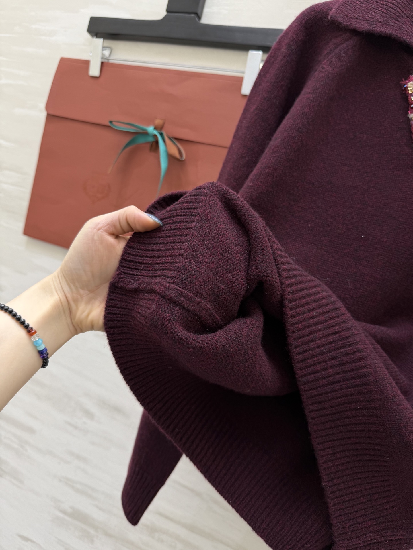 Loro Pian♡法式V领毛衣 重工亮片设计 低调又精致 柔软羊毛针织面料 保暖舒适 宽松版型翻领 优