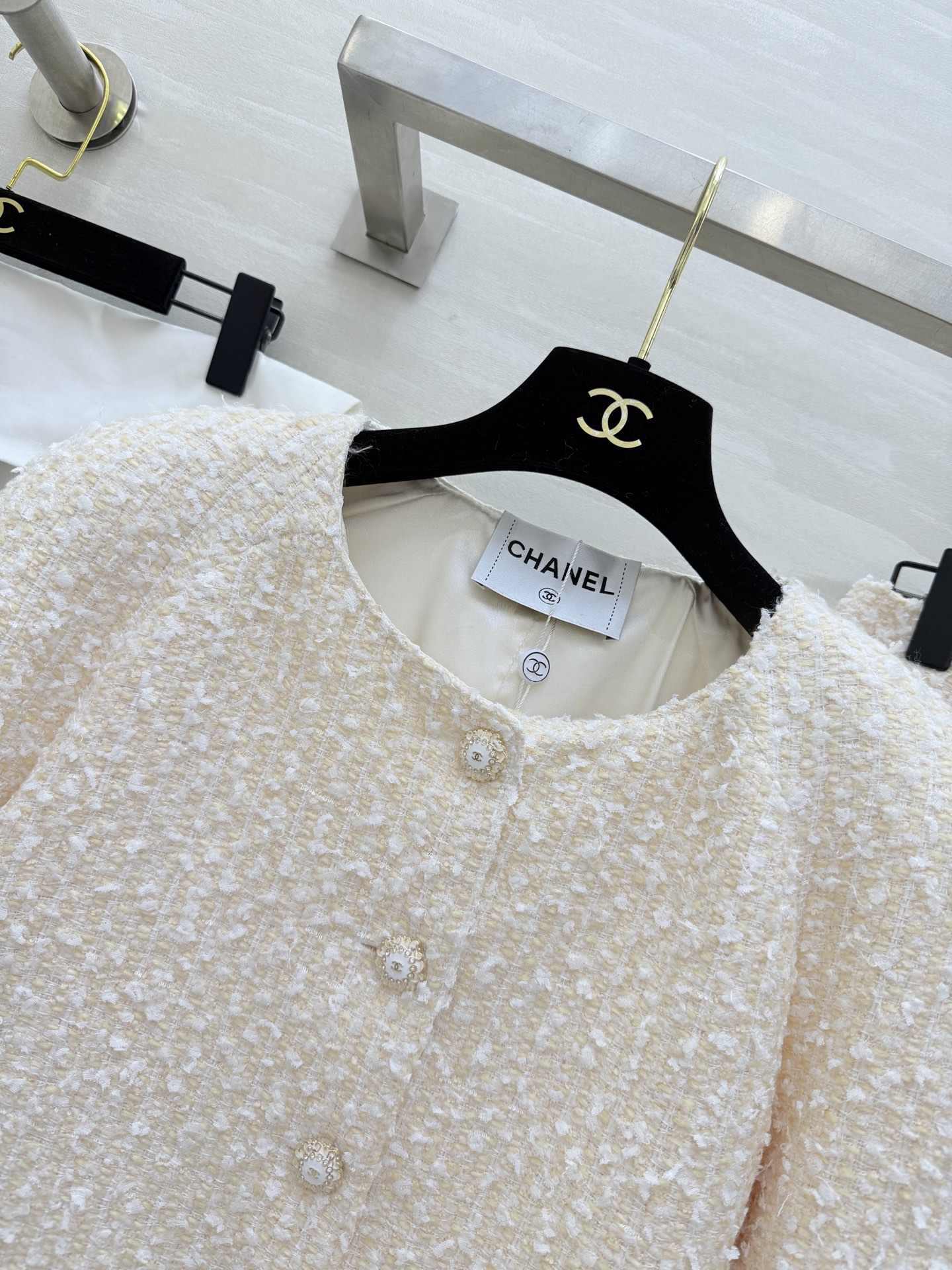 #Chane♡²⁶C 粗花呢套装 经典粗花呢材质柔软又挺括 开模定制纽扣点缀超精致 短款剪裁圆领设计 袖