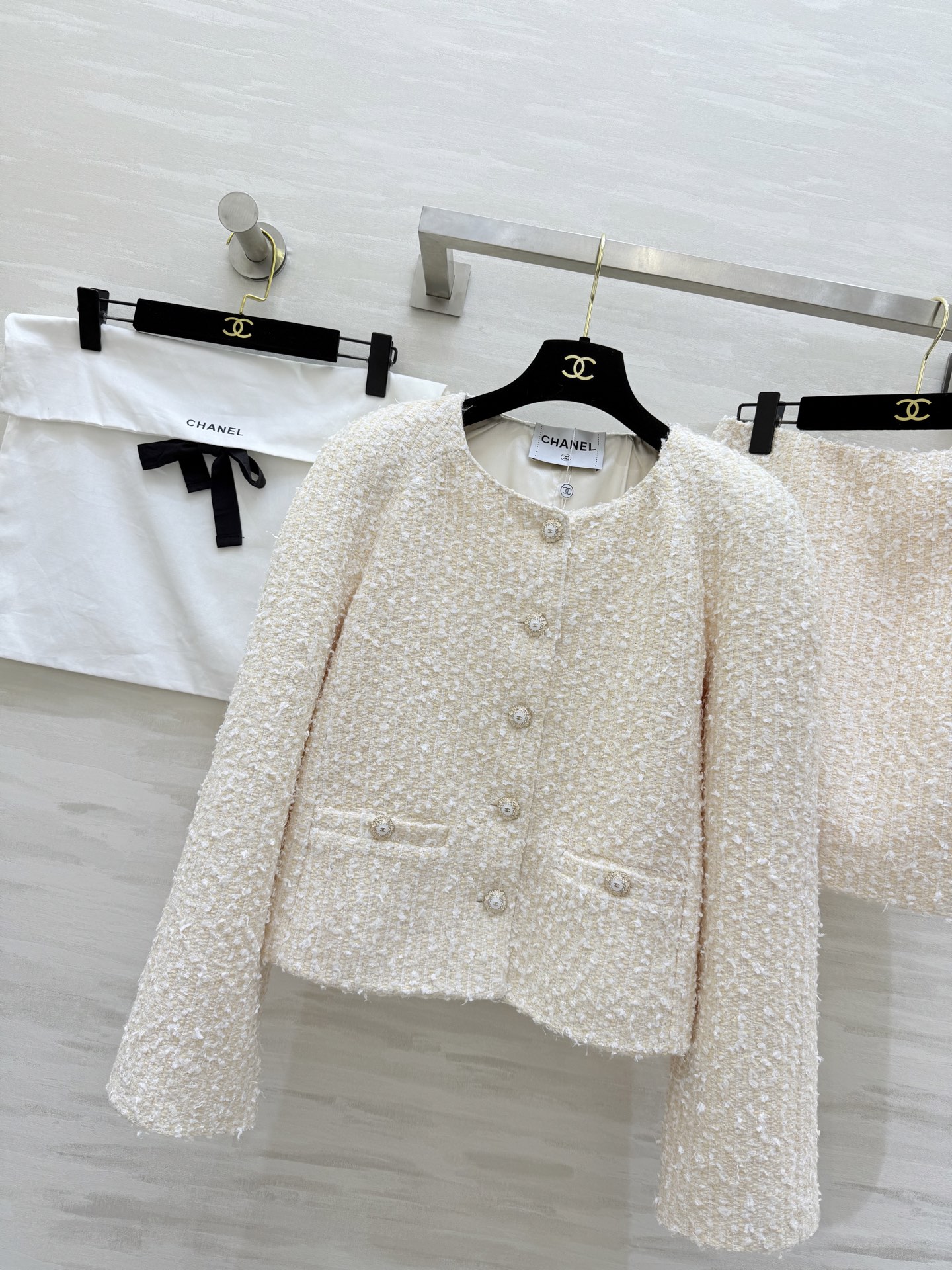 #Chane♡²⁶C 粗花呢套装 经典粗花呢材质柔软又挺括 开模定制纽扣点缀超精致 短款剪裁圆领设计 袖