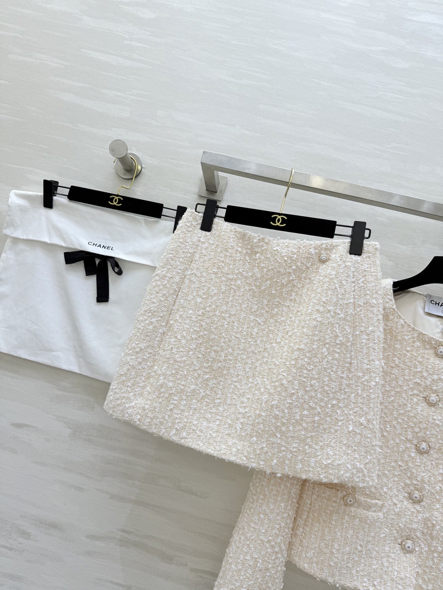 #Chane♡²⁶C 粗花呢套装 经典粗花呢材质柔软又挺括 开模定制纽扣点缀超精致 短款剪裁圆领设计 袖