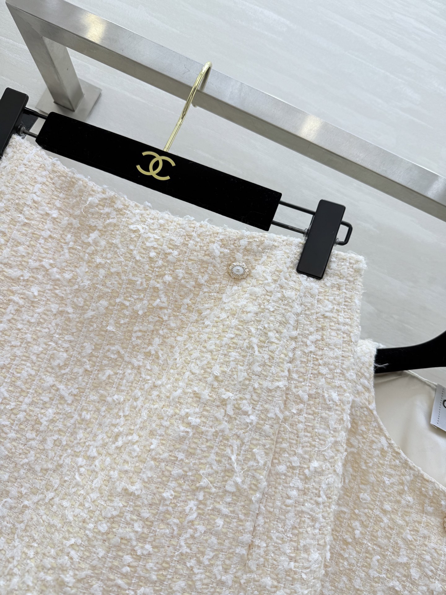 #Chane♡²⁶C 粗花呢套装 经典粗花呢材质柔软又挺括 开模定制纽扣点缀超精致 短款剪裁圆领设计 袖