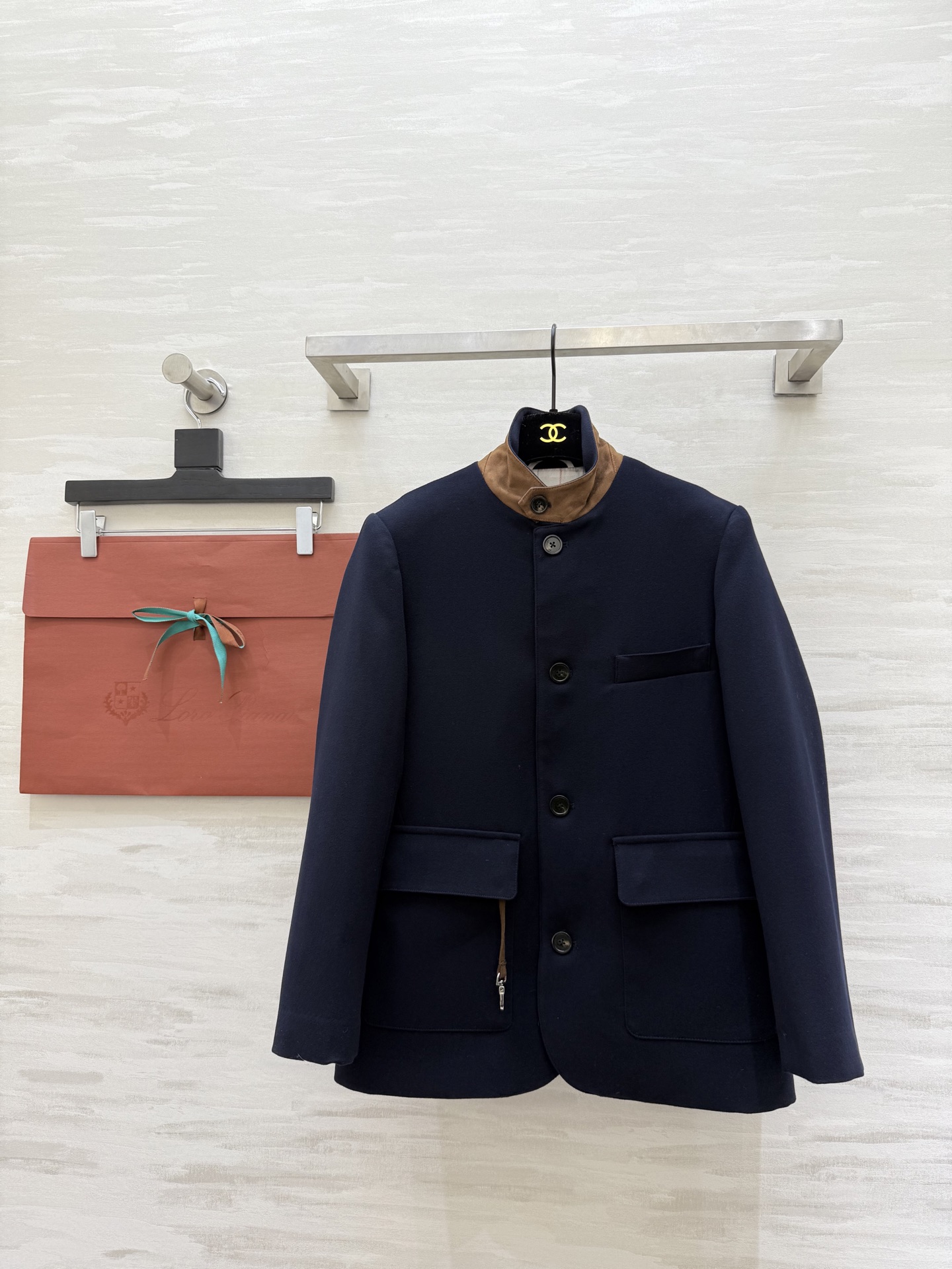 NO:666547,#Loro Pian New Style Wool Stand Collar Jacket｜Navy Blue Elegant Tone Old Money Texture Wool Fabric + Suede Splicing Collar Warm and High-end Style Navy Blue Base + Plaid Lining Design Low-key hidden details Casual sweater is more relaxed 'Top old money style' High-quality customization Ready in stock first size S/M/L (S size bust 98, length 66), loro piana,jackets &  coats, sweaters, chamois leather,  19860909#Loro Pian新款 羊毛立领外套｜藏蓝雅调 老钱质感 羊毛面料 + 麂皮拼接领 暖而高阶显格调 藏蓝基底 + 格纹内衬设计 低调中藏细节巧思 休闲配毛衣更松弛「顶级老钱款」高品质定制 现货首发sizeS/M/L（s码胸围98,衣长66）,,loro piana,jackets & coats,sweaters,chamois leather, ,Women's clothing