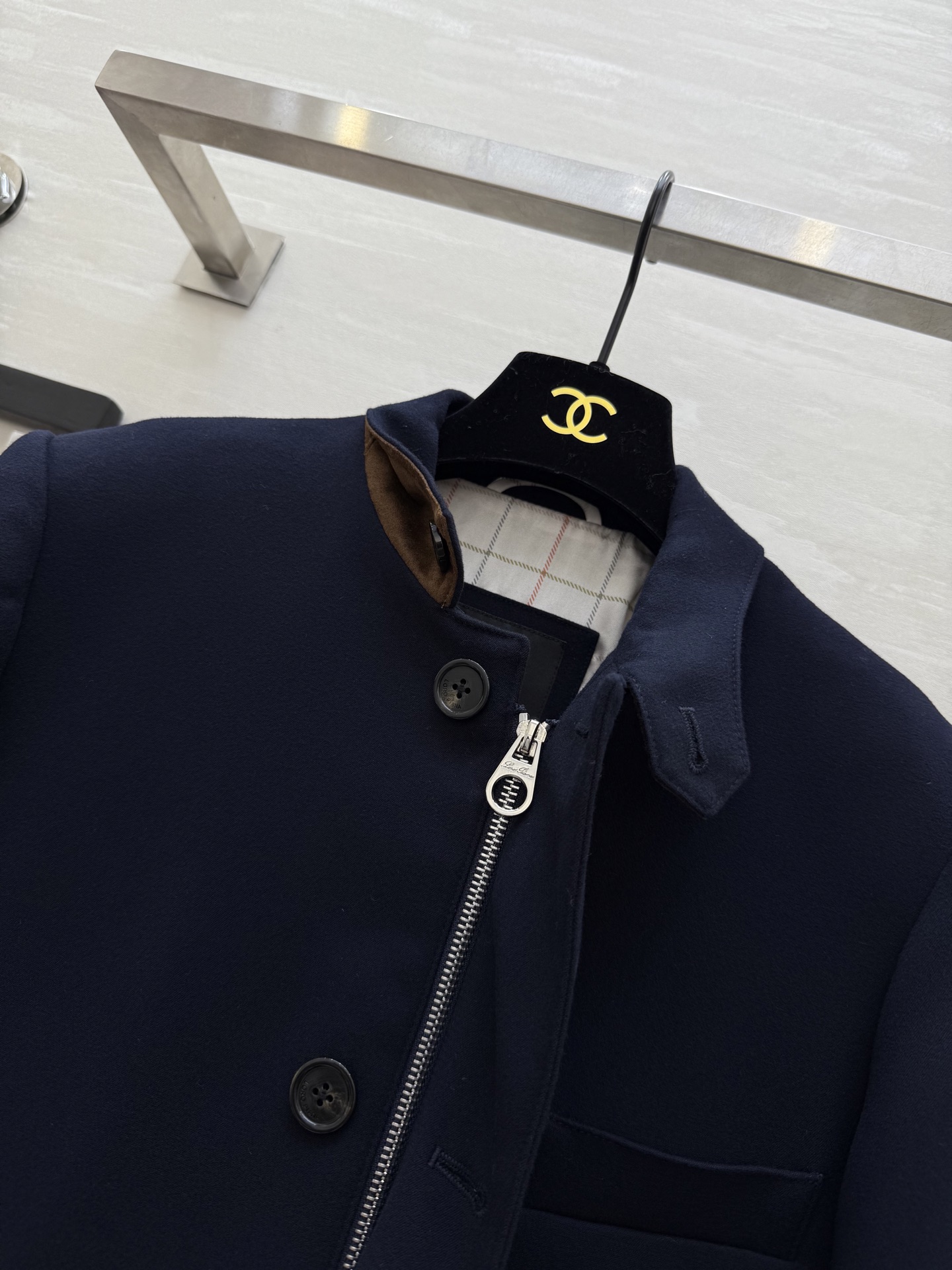 #Loro Pian²⁶新款 羊毛立领外套｜藏蓝雅调 老钱质感 羊毛面料 + 麂皮拼接领 暖而高阶显格调