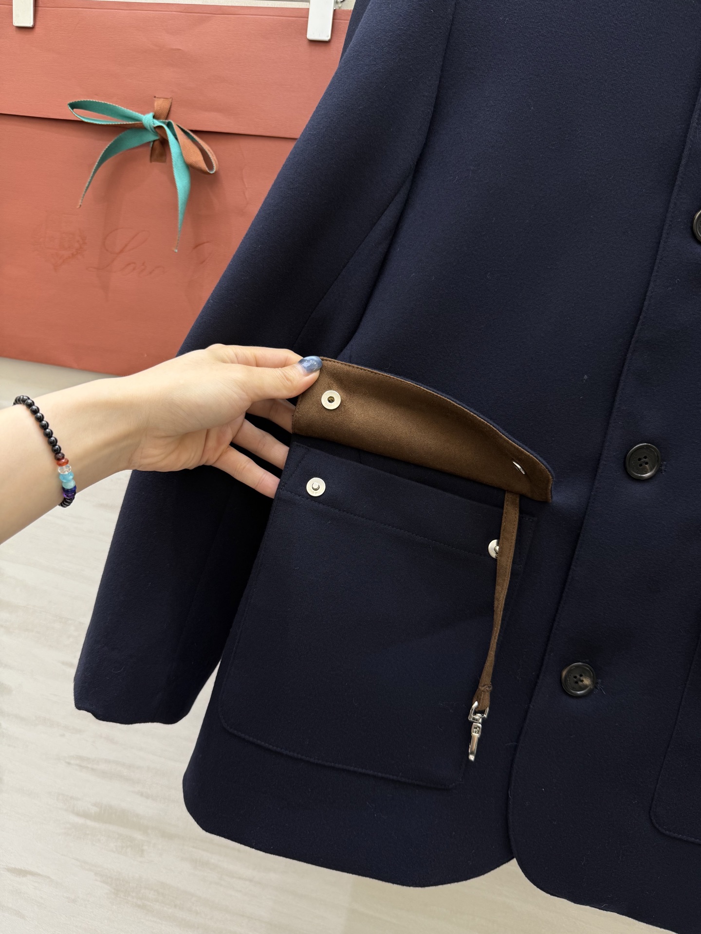 #Loro Pian²⁶新款 羊毛立领外套｜藏蓝雅调 老钱质感 羊毛面料 + 麂皮拼接领 暖而高阶显格调