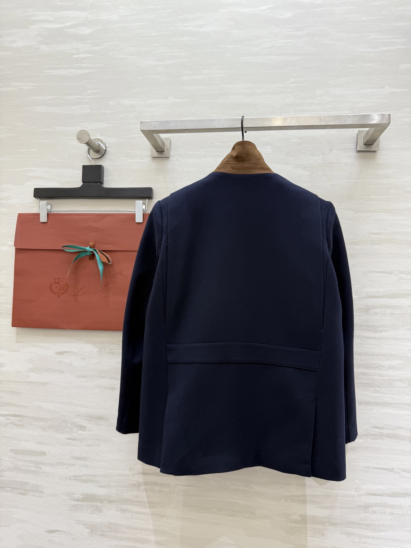 #Loro Pian²⁶新款 羊毛立领外套｜藏蓝雅调 老钱质感 羊毛面料 + 麂皮拼接领 暖而高阶显格调