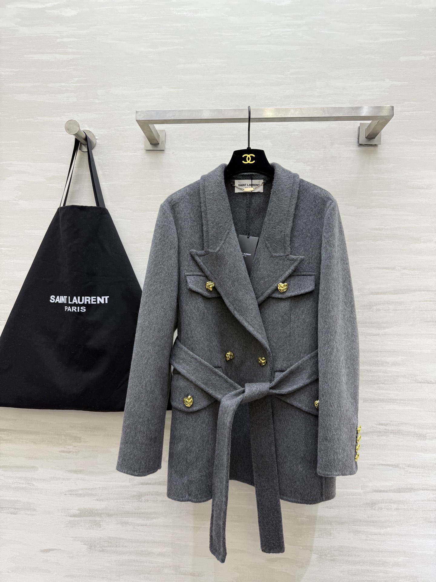 NO:666551,Saint Lauren double-sided woolen coat is made of high-quality wool, soft and warm, perfect for autumn and winter!  The double-breasted belt design modifies the figure and has a sense of hierarchy. It is embellished with gold buttons and has perfect details. It is low-key and versatile. It can be easily used for commuting and daily life. It is neatly tailored and capable and elegant. Pair it with a hip-hugging skirt or high-waisted pants to easily get a high-end look!  High-quality customization, available in stock, sizes S/M/L (shoulder width 40, bust 102, length 72), saint laurent, skirts, jackets & coats,  19860909Saint Lauren 双面羊毛呢外套 采用高品质羊毛柔软又保暖 秋冬穿超合适！双排扣腰带设计 修饰身形还很有层次感 金色纽扣点缀 细节满分 低调百搭 通勤日常都能轻松驾驭 剪裁利落 干练优雅 搭配包臀裙或高腰裤 轻松get高级感穿搭！高品质定制 现货首发sizeS/M/L（M码肩宽40,胸围102,衣长72）,,saint laurent,skirts,jackets & coats, ,Women's clothing