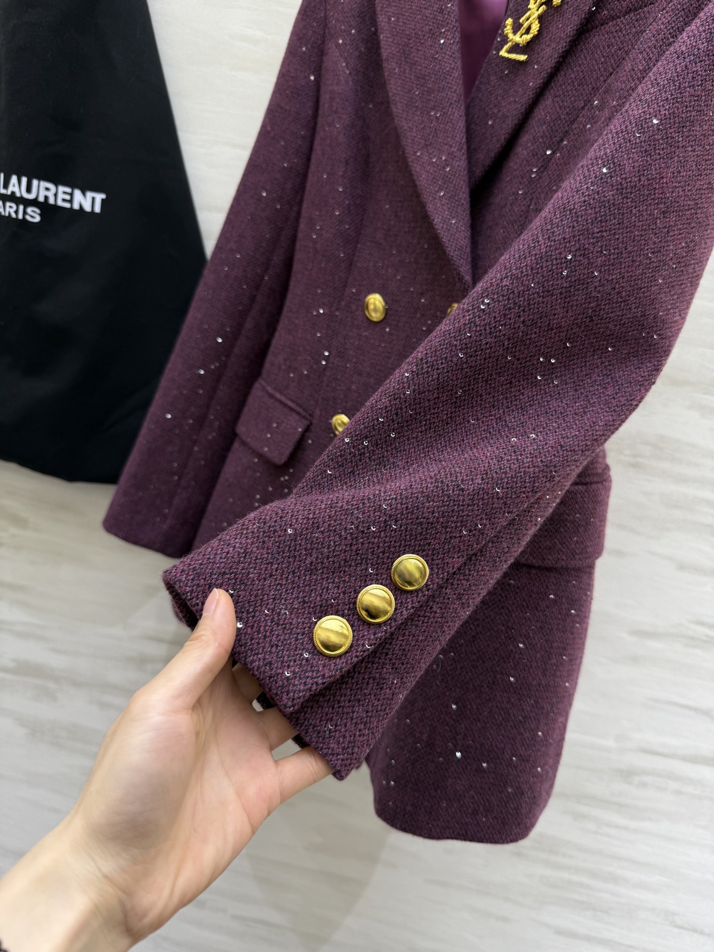 #ysl²⁶早春新款 闪闪亮片双排扣西装外套 经典翻领设计 羊毛混纺面料柔软有型 金色纽扣＋胸前YSL金