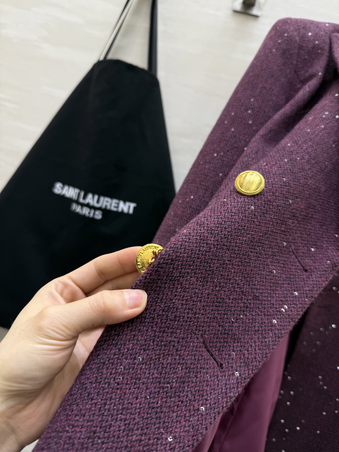 #ysl²⁶早春新款 闪闪亮片双排扣西装外套 经典翻领设计 羊毛混纺面料柔软有型 金色纽扣＋胸前YSL金