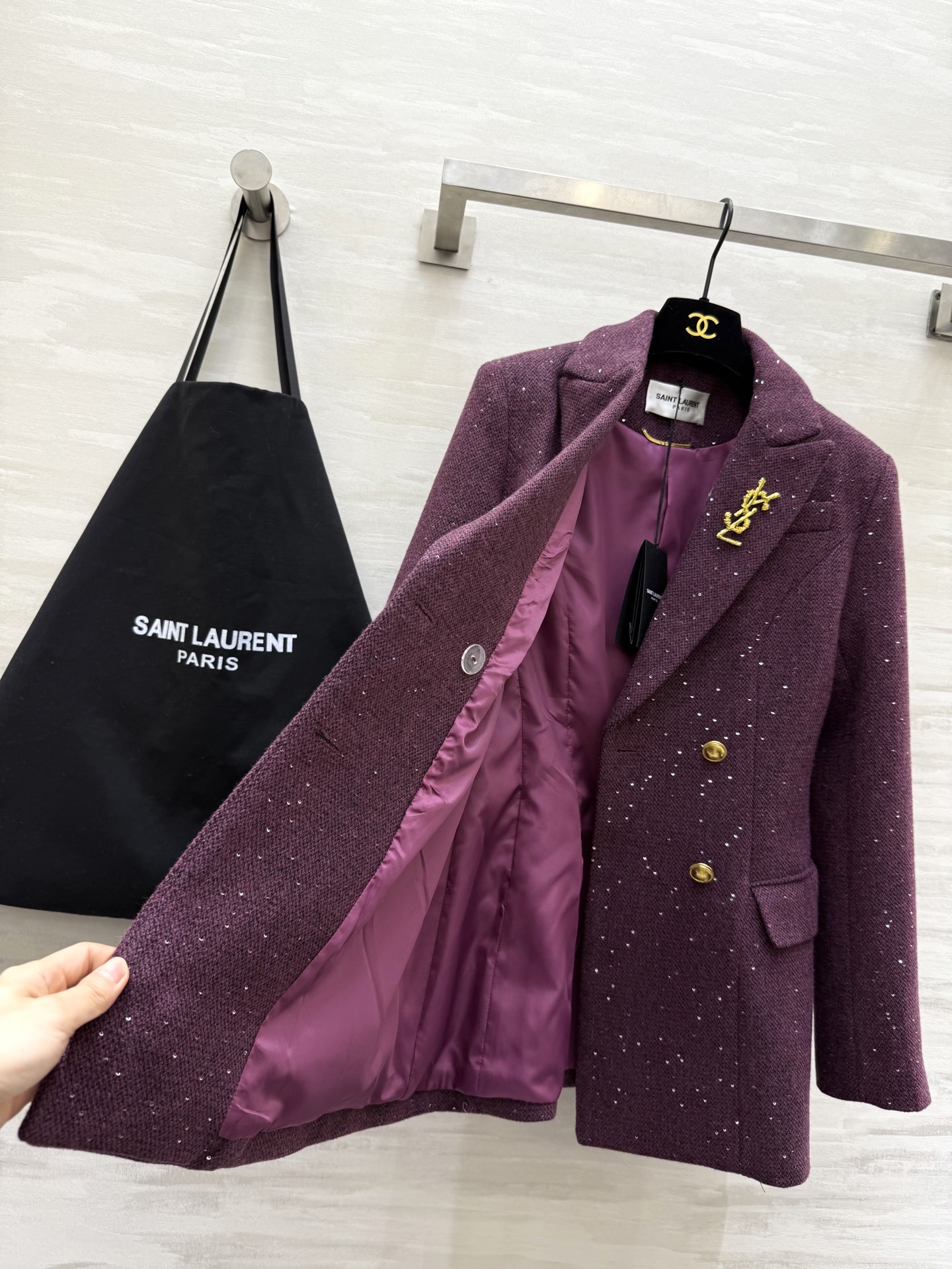 #ysl²⁶早春新款 闪闪亮片双排扣西装外套 经典翻领设计 羊毛混纺面料柔软有型 金色纽扣＋胸前YSL金