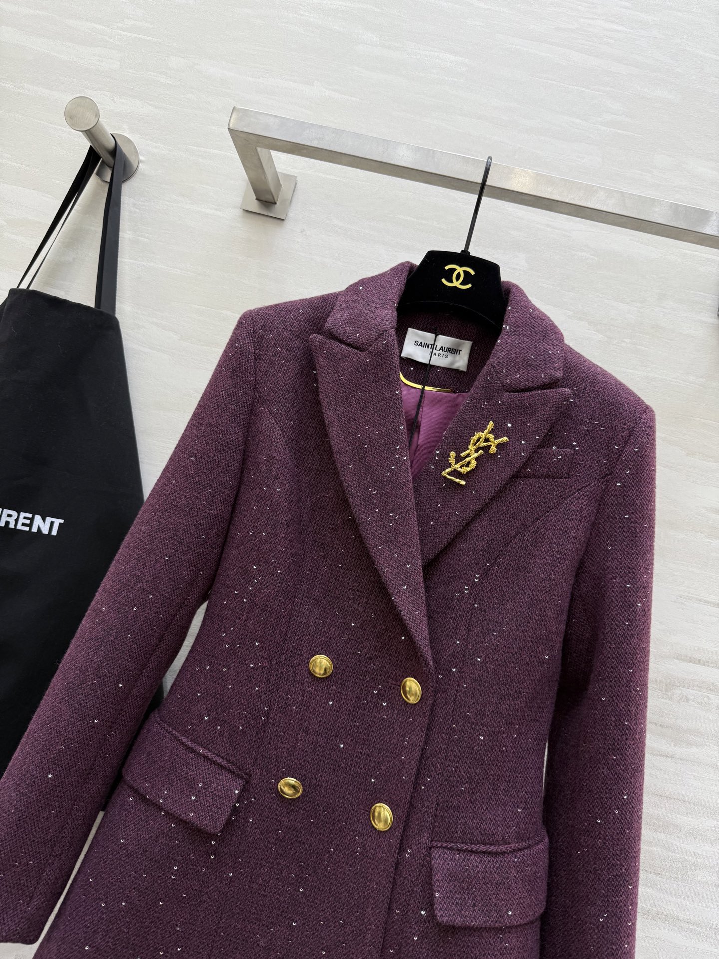 #ysl²⁶早春新款 闪闪亮片双排扣西装外套 经典翻领设计 羊毛混纺面料柔软有型 金色纽扣＋胸前YSL金