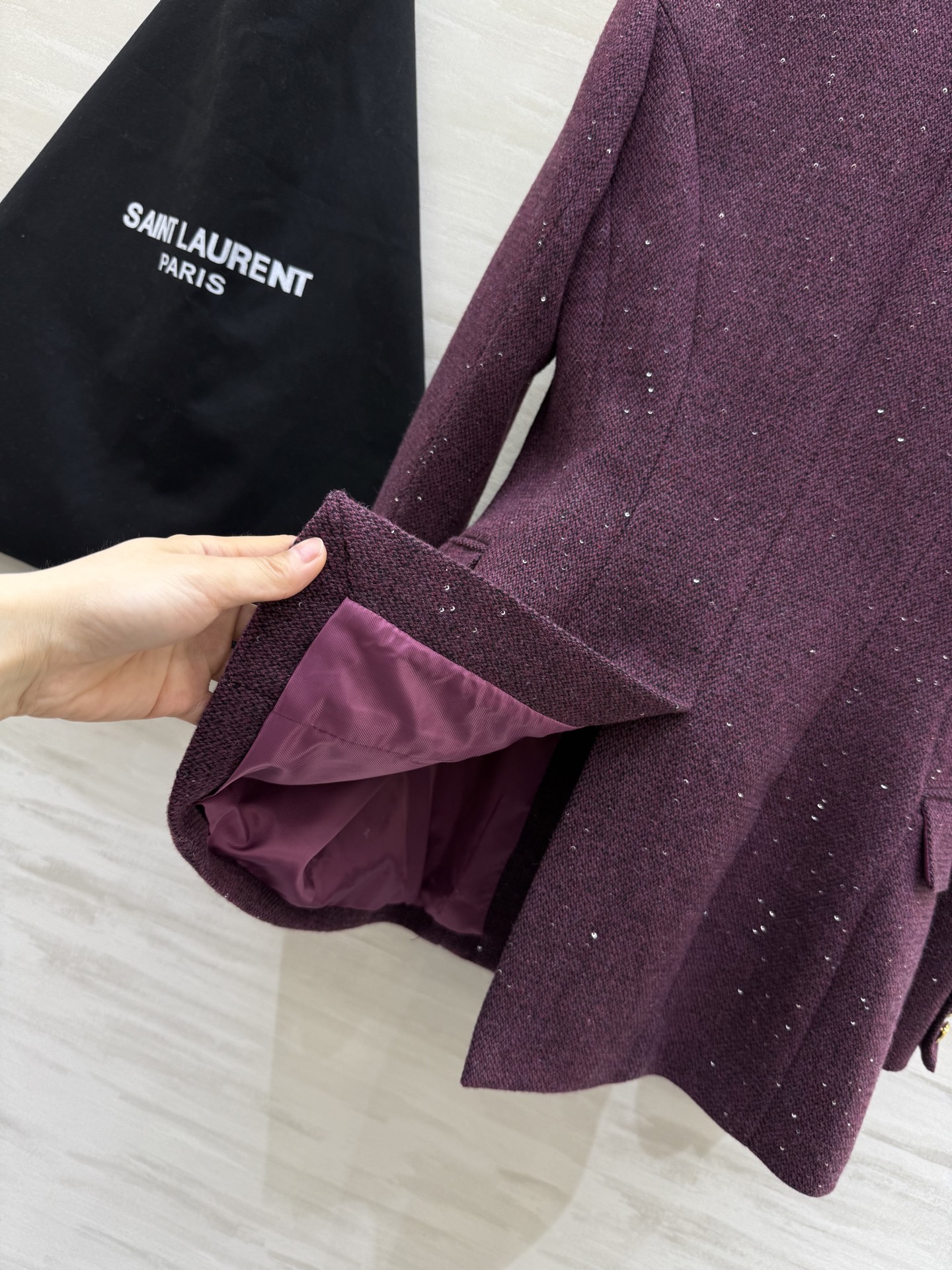 #ysl²⁶早春新款 闪闪亮片双排扣西装外套 经典翻领设计 羊毛混纺面料柔软有型 金色纽扣＋胸前YSL金