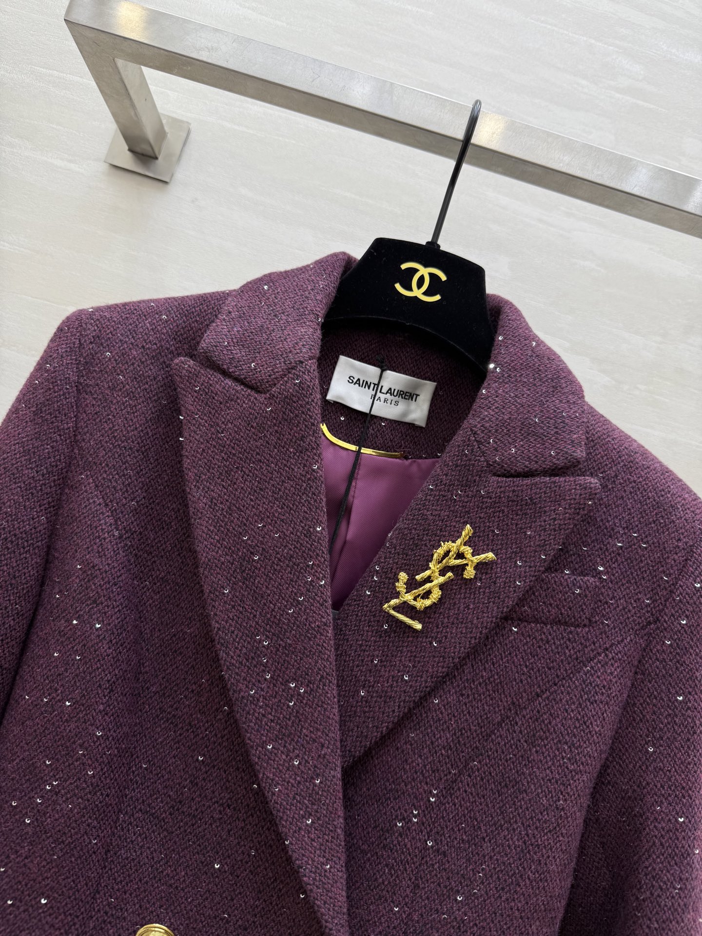 #ysl²⁶早春新款 闪闪亮片双排扣西装外套 经典翻领设计 羊毛混纺面料柔软有型 金色纽扣＋胸前YSL金