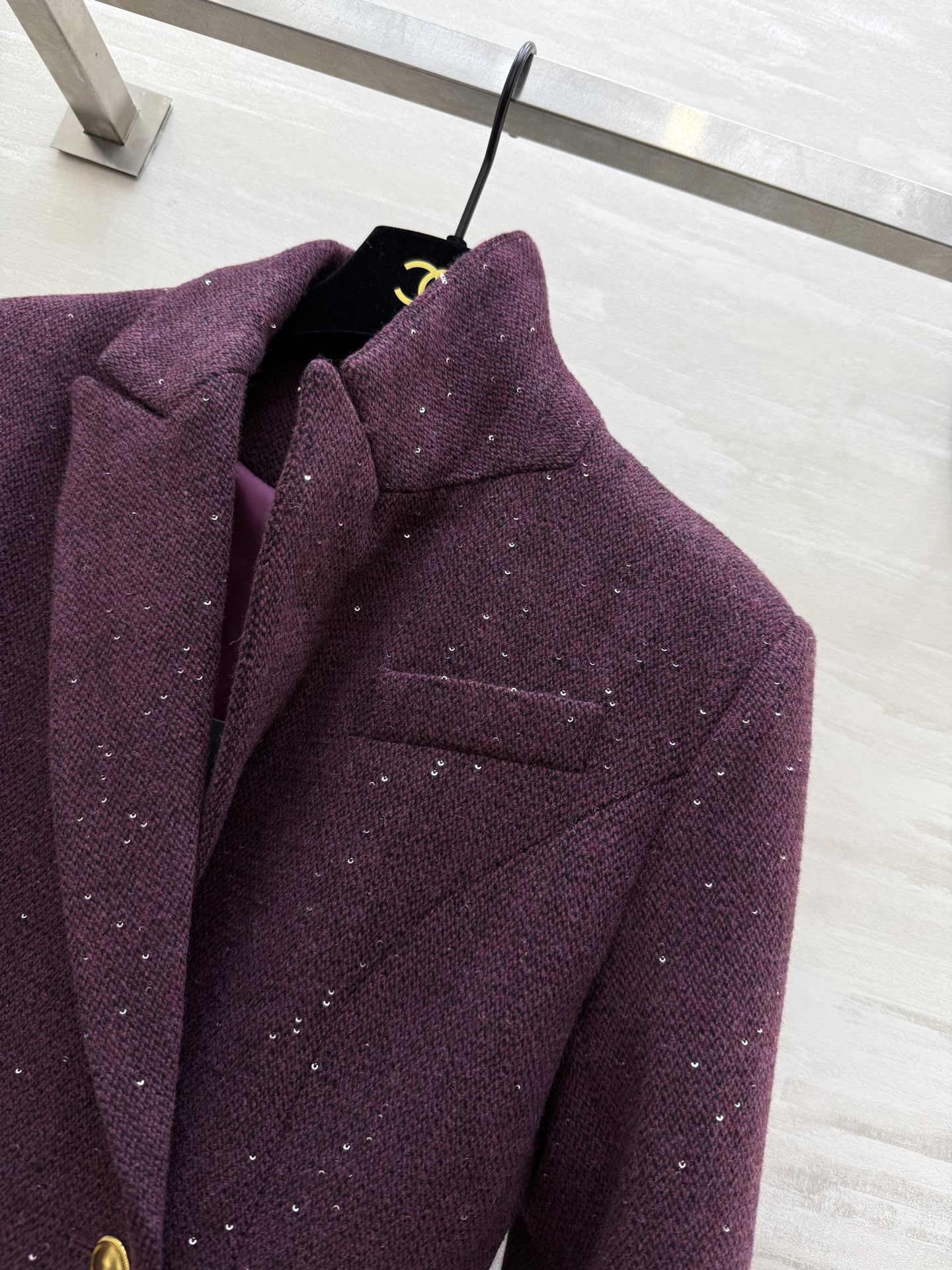 #ysl²⁶早春新款 闪闪亮片双排扣西装外套 经典翻领设计 羊毛混纺面料柔软有型 金色纽扣＋胸前YSL金