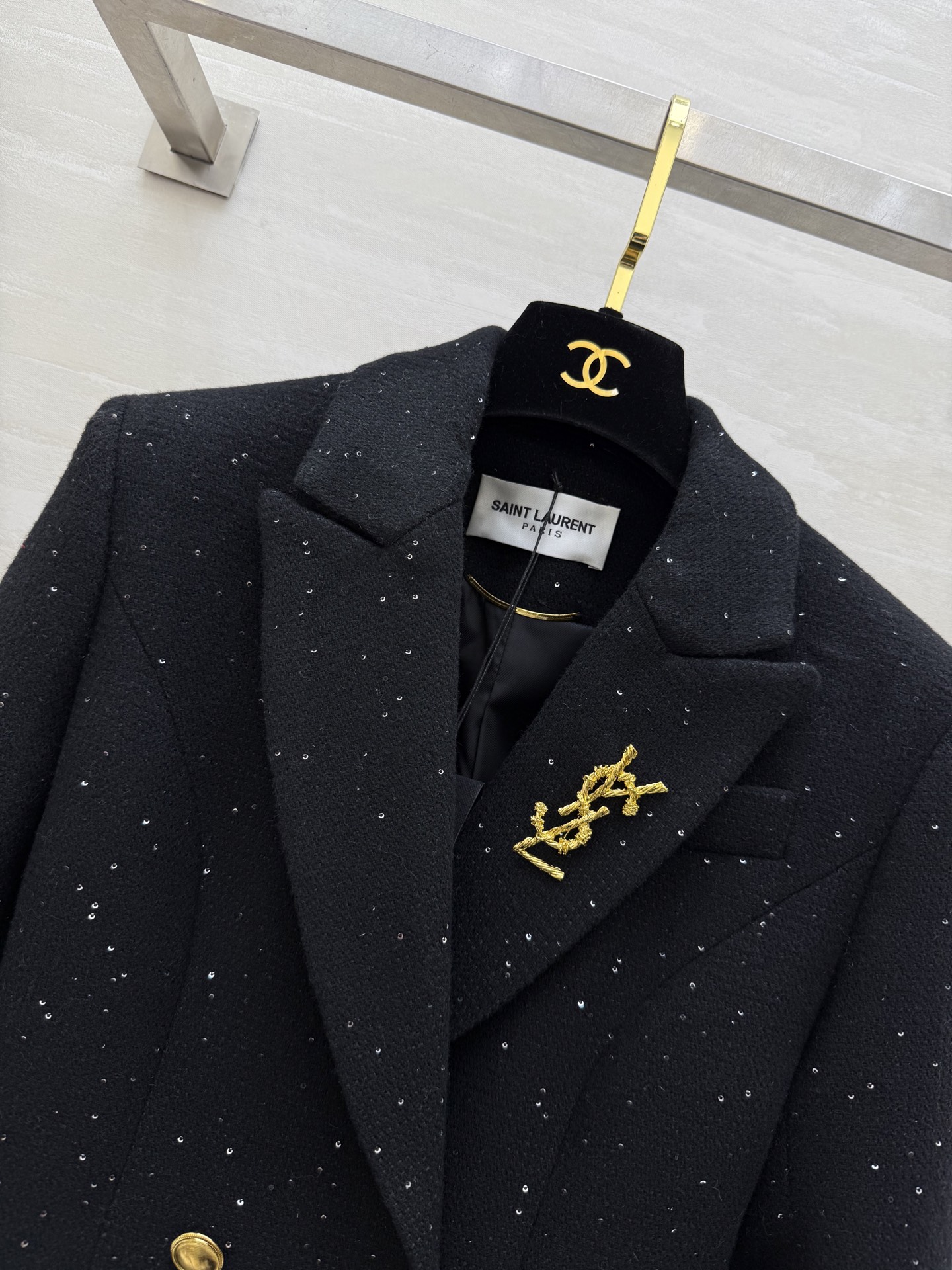 #ysl²⁶早春新款 闪闪亮片双排扣西装外套 经典翻领设计 羊毛混纺面料柔软有型 金色纽扣＋胸前YSL金