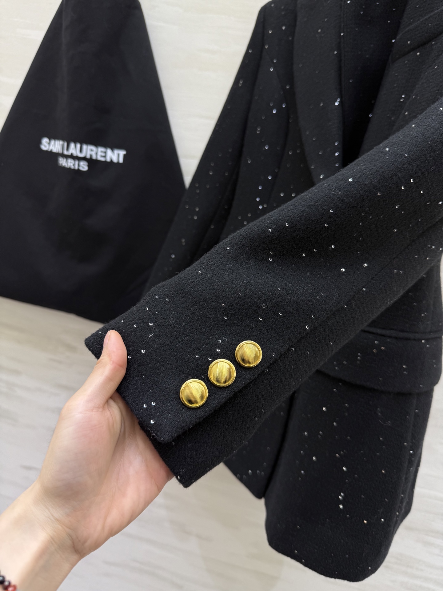 #ysl²⁶早春新款 闪闪亮片双排扣西装外套 经典翻领设计 羊毛混纺面料柔软有型 金色纽扣＋胸前YSL金