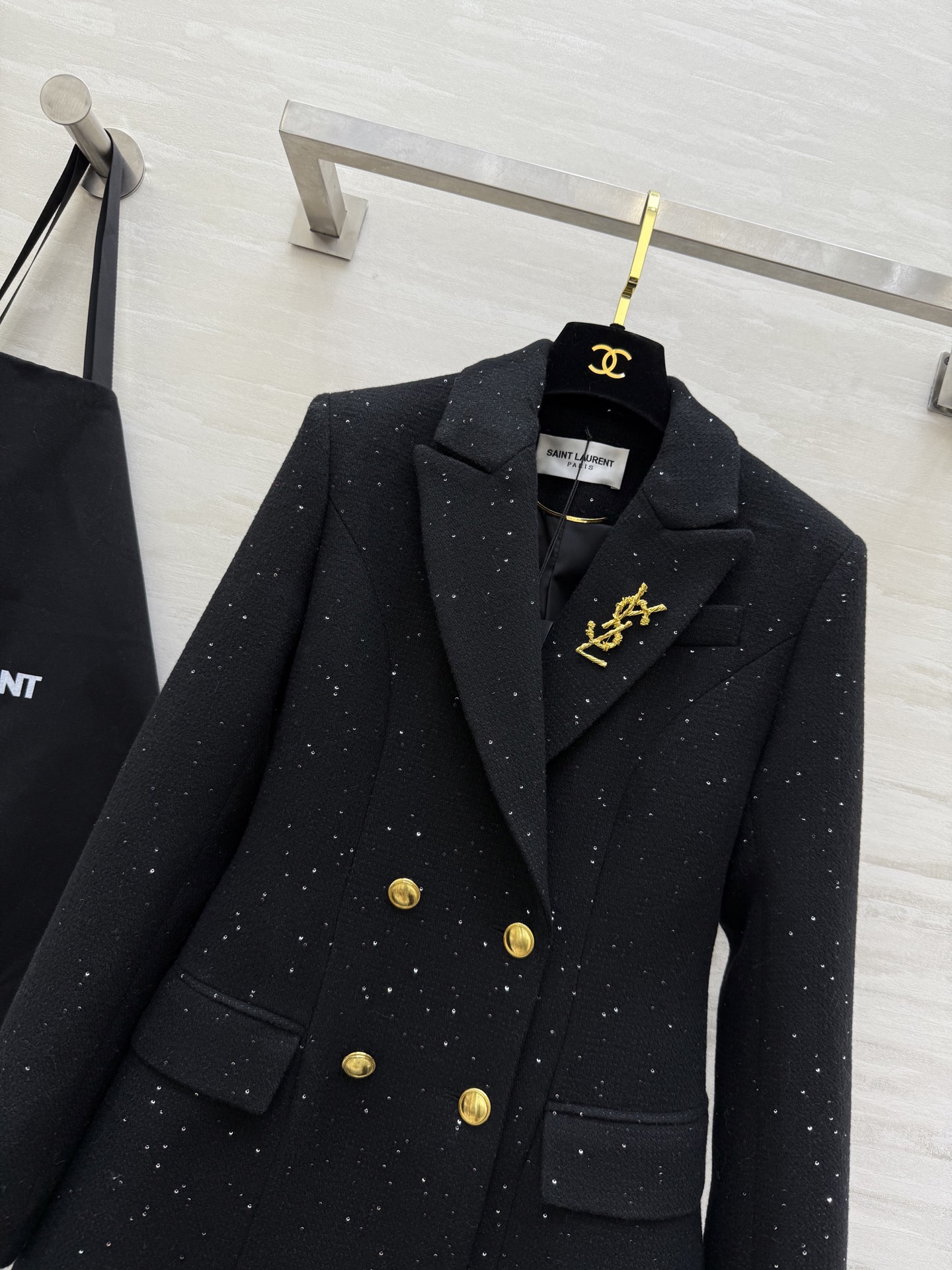 #ysl²⁶早春新款 闪闪亮片双排扣西装外套 经典翻领设计 羊毛混纺面料柔软有型 金色纽扣＋胸前YSL金