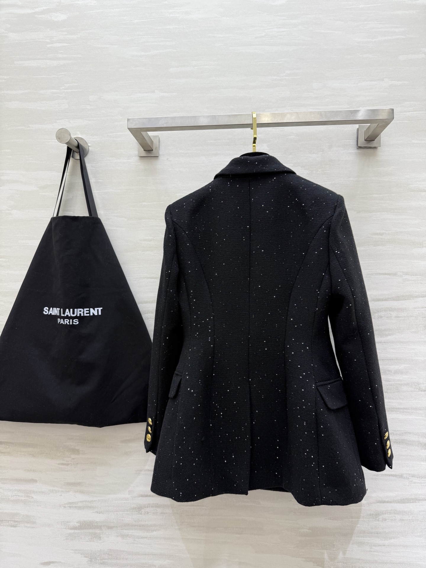 #ysl²⁶早春新款 闪闪亮片双排扣西装外套 经典翻领设计 羊毛混纺面料柔软有型 金色纽扣＋胸前YSL金