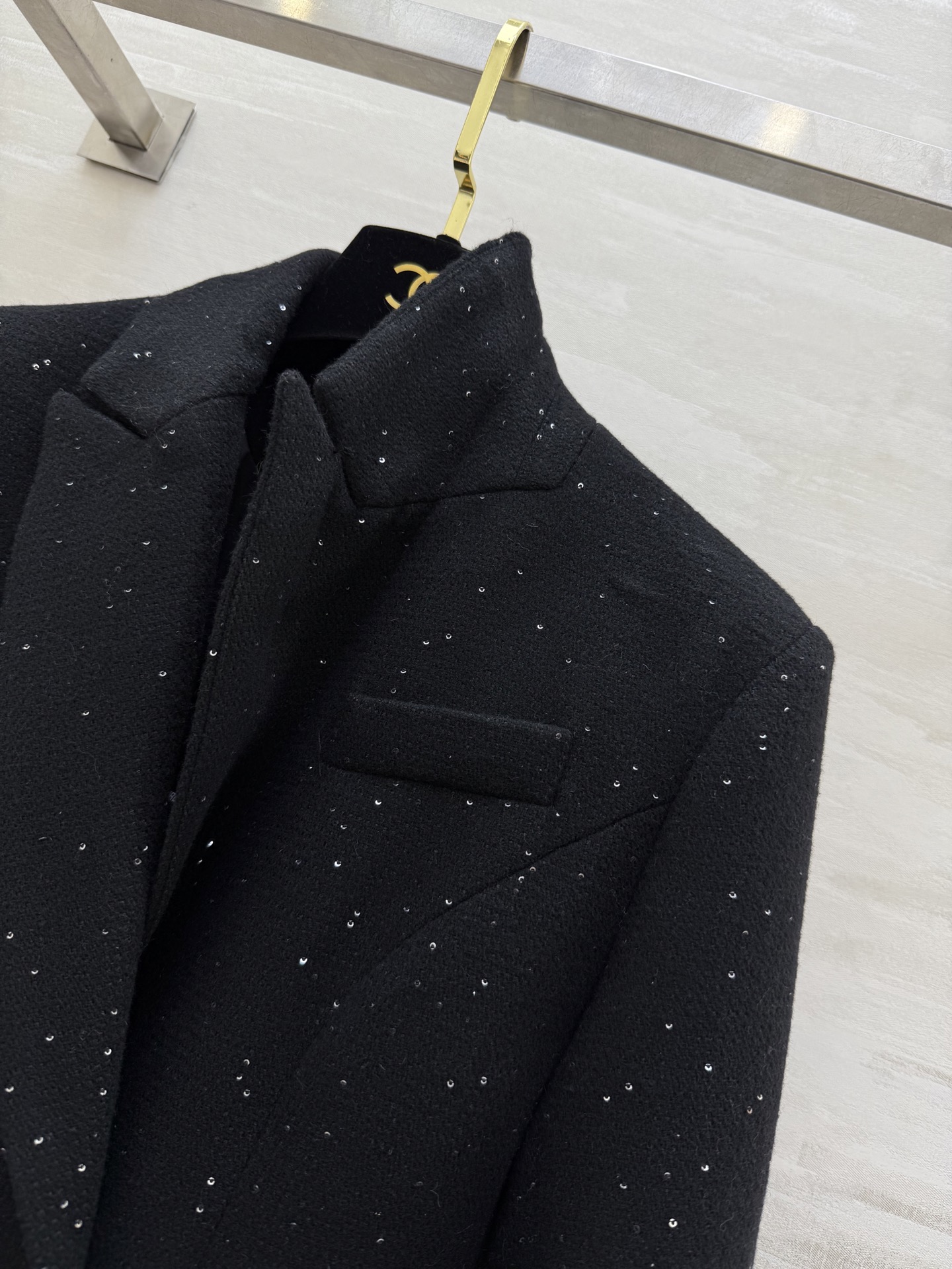 #ysl²⁶早春新款 闪闪亮片双排扣西装外套 经典翻领设计 羊毛混纺面料柔软有型 金色纽扣＋胸前YSL金