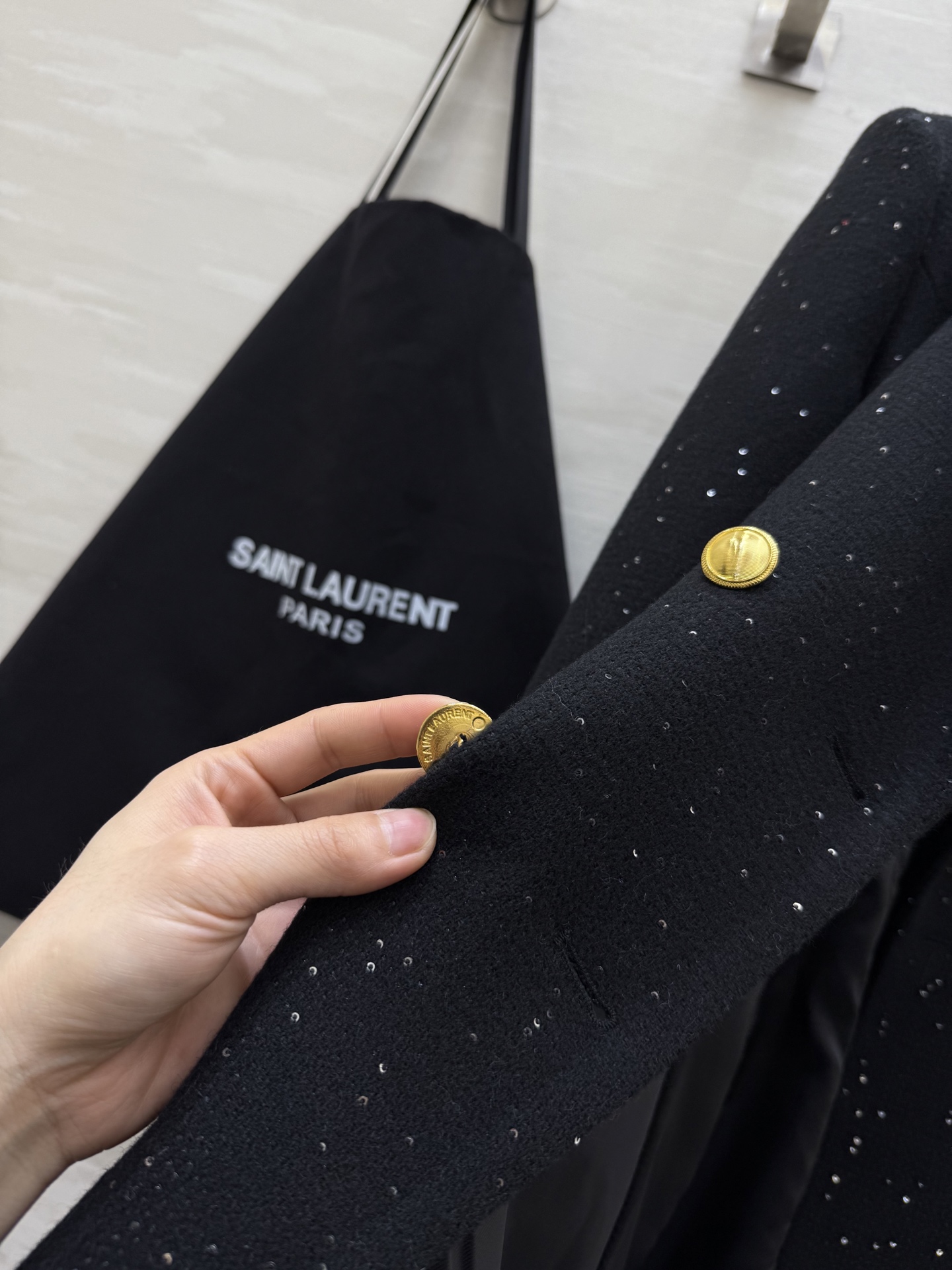 #ysl²⁶早春新款 闪闪亮片双排扣西装外套 经典翻领设计 羊毛混纺面料柔软有型 金色纽扣＋胸前YSL金