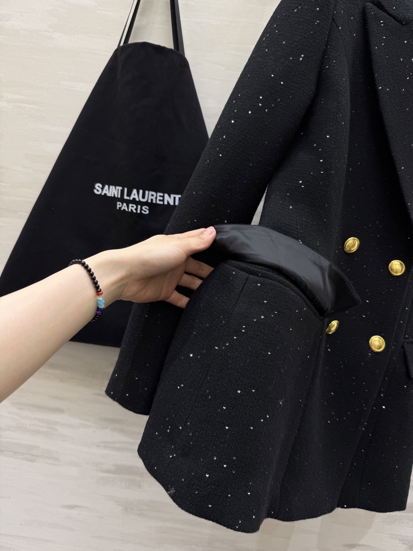 #ysl²⁶早春新款 闪闪亮片双排扣西装外套 经典翻领设计 羊毛混纺面料柔软有型 金色纽扣＋胸前YSL金