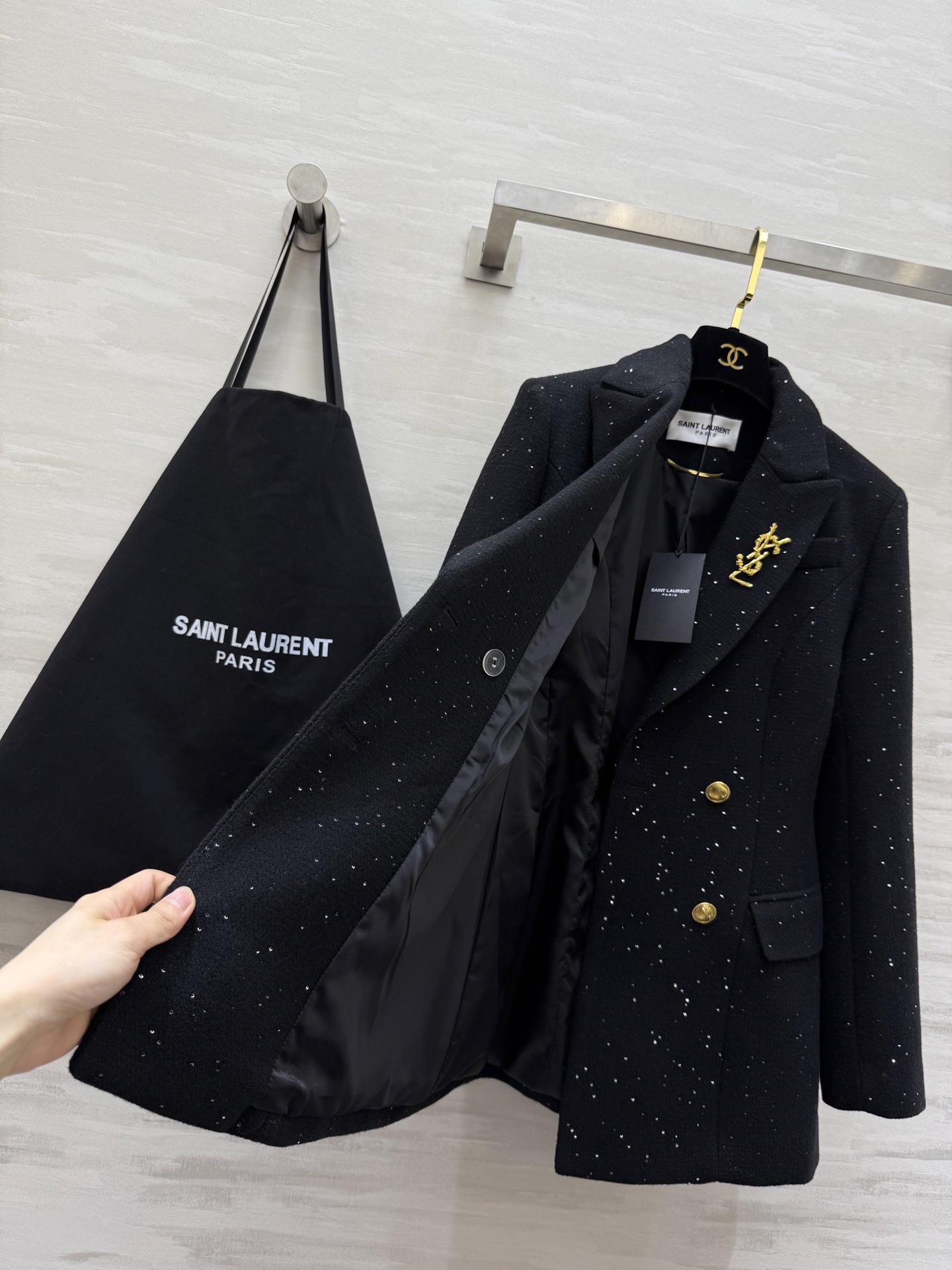 #ysl²⁶早春新款 闪闪亮片双排扣西装外套 经典翻领设计 羊毛混纺面料柔软有型 金色纽扣＋胸前YSL金